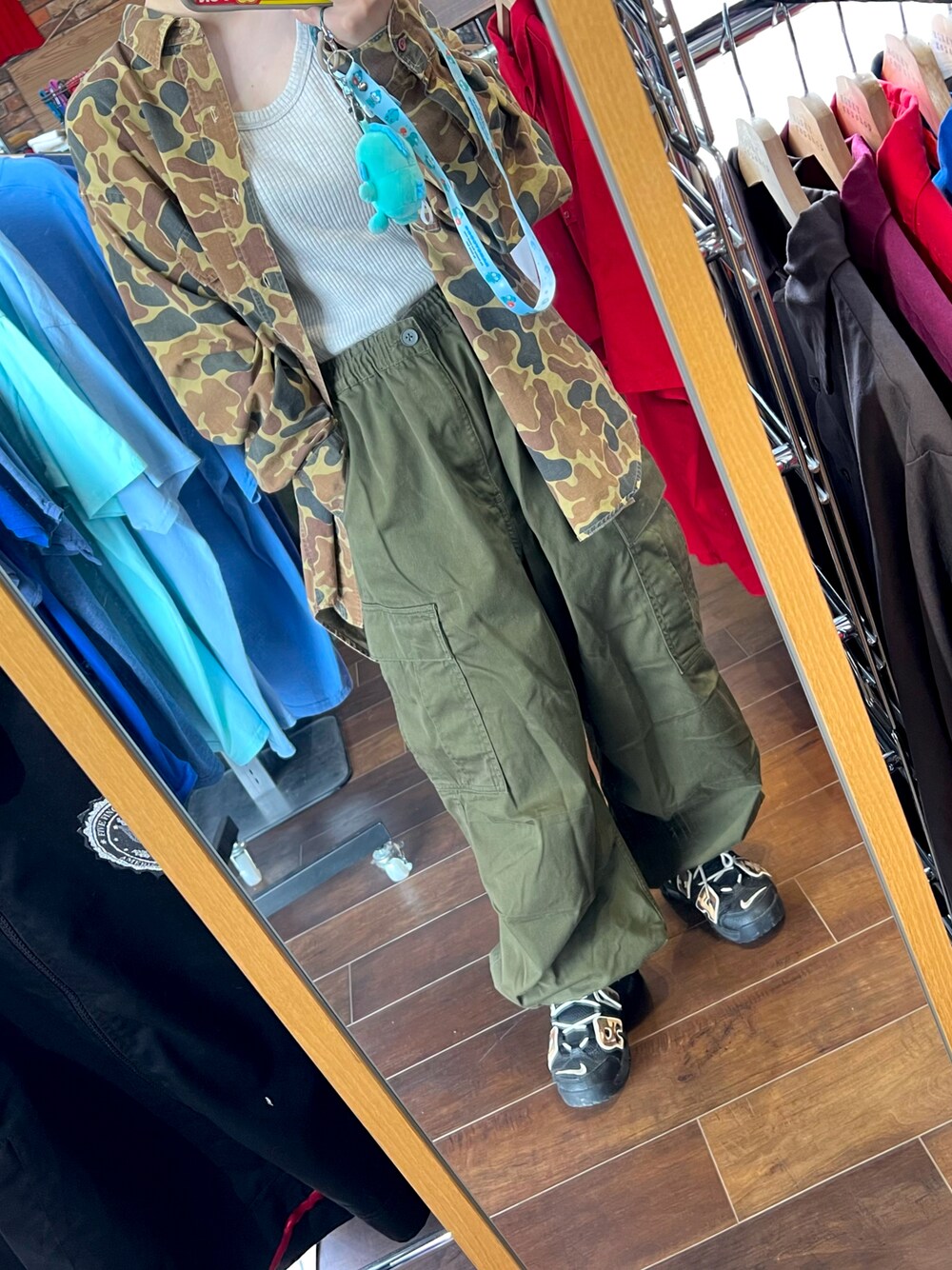 「今日のコーデ、古着コーデ、古着MIX、古着好きな人と繋がりたい、古着女子、古着屋、古着屋店員、古着屋店員の日常、coen、WOOLRICH、GU、NIKE、NIKEMOREUPTEMPO、ミリタリーシャツ、ミリタリーコーデ」｜「coenのスラブテレコタンクトップ（タンクトップ、グレー系）」を使った、mizukiさん（レディース・150cm）の春コーディネートの1枚目の写真