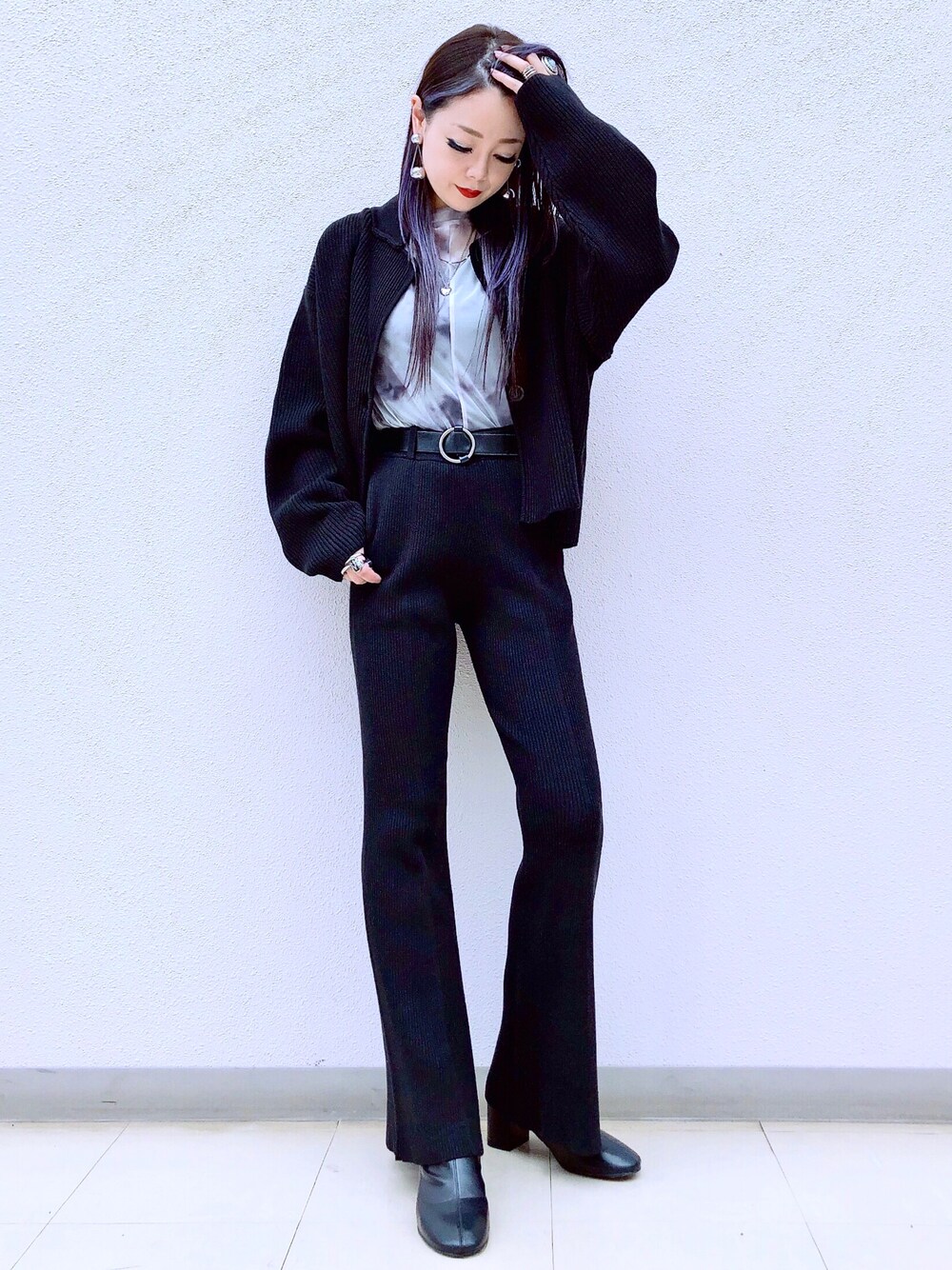 グレー系のTシャツ/カットソー、ブラック系のその他アウター、ブラック系のその他パンツを着用したレディースの秋コーディネートの1枚目の写真