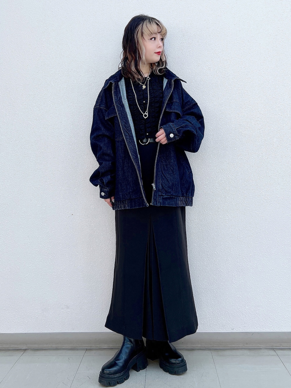 ブルー系のデニムジャケット、ブラック系のシャツ/ブラウス、ブラック系のスカートを着用したレディースの冬コーディネートの1枚目の写真