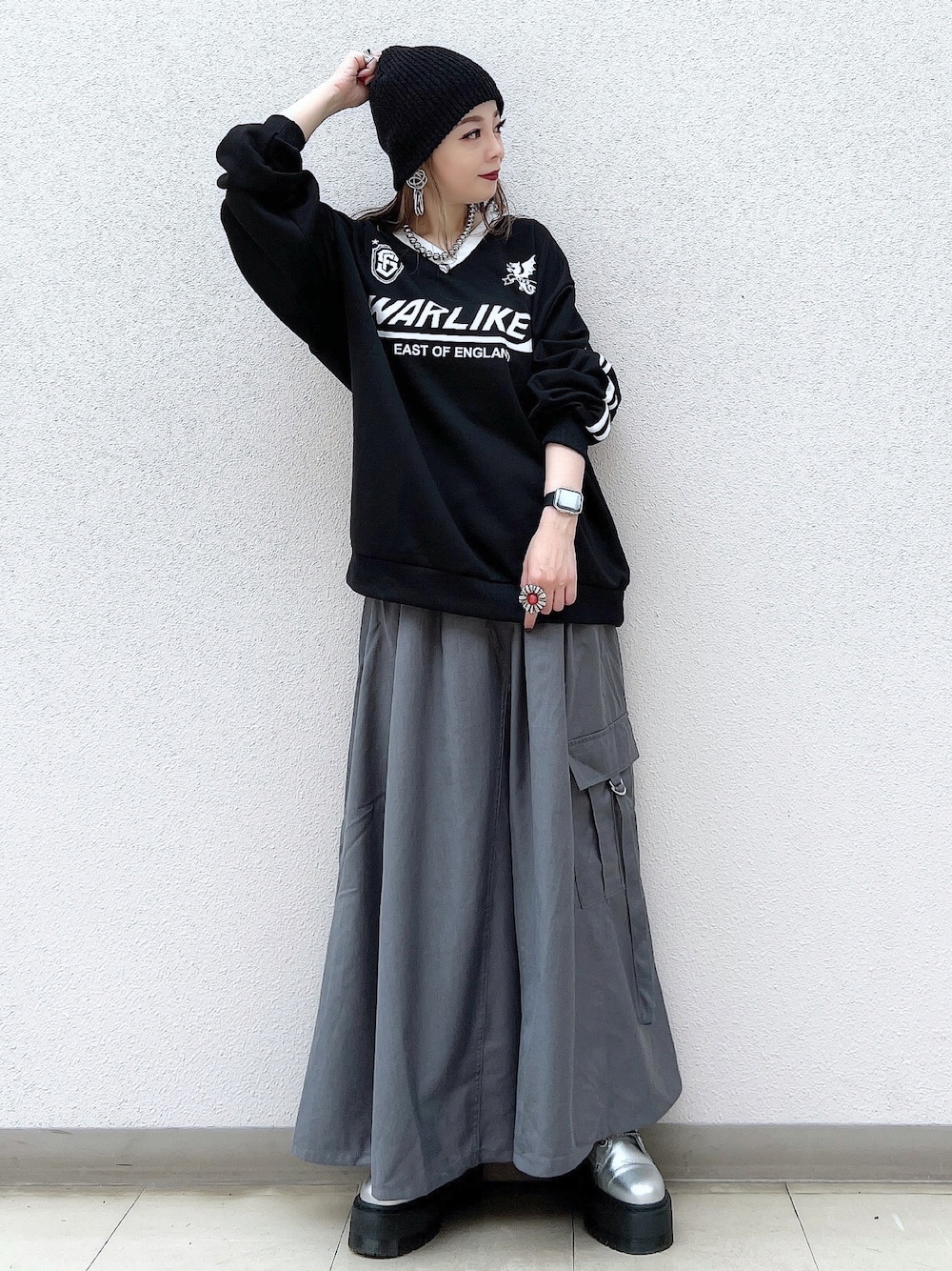 ブラック系のその他トップス、グレー系のジャンパースカート、シルバー系のブーツを着用したレディースの秋コーディネートの1枚目の写真