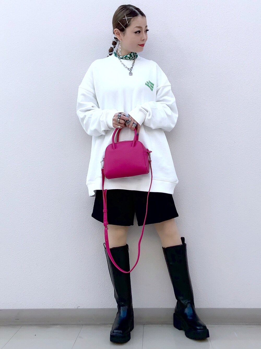 「レイヤードスタイル、スウェット、バックプリント、ロングブーツ、ハーフパンツ、ショートパンツ、休日スタイル、着回しコーデ、ビッグシルエット、ハイネック、アクセントカラー、ミニバッグ、ショルダーバッグ、私の推しブランド」｜「apres jour mignonのアイテム（トップス、グリーン系）」を使った、SHIZUKA❁⃘*.ﾟさん（レディース・160cm）の冬コーディネートの1枚目の写真