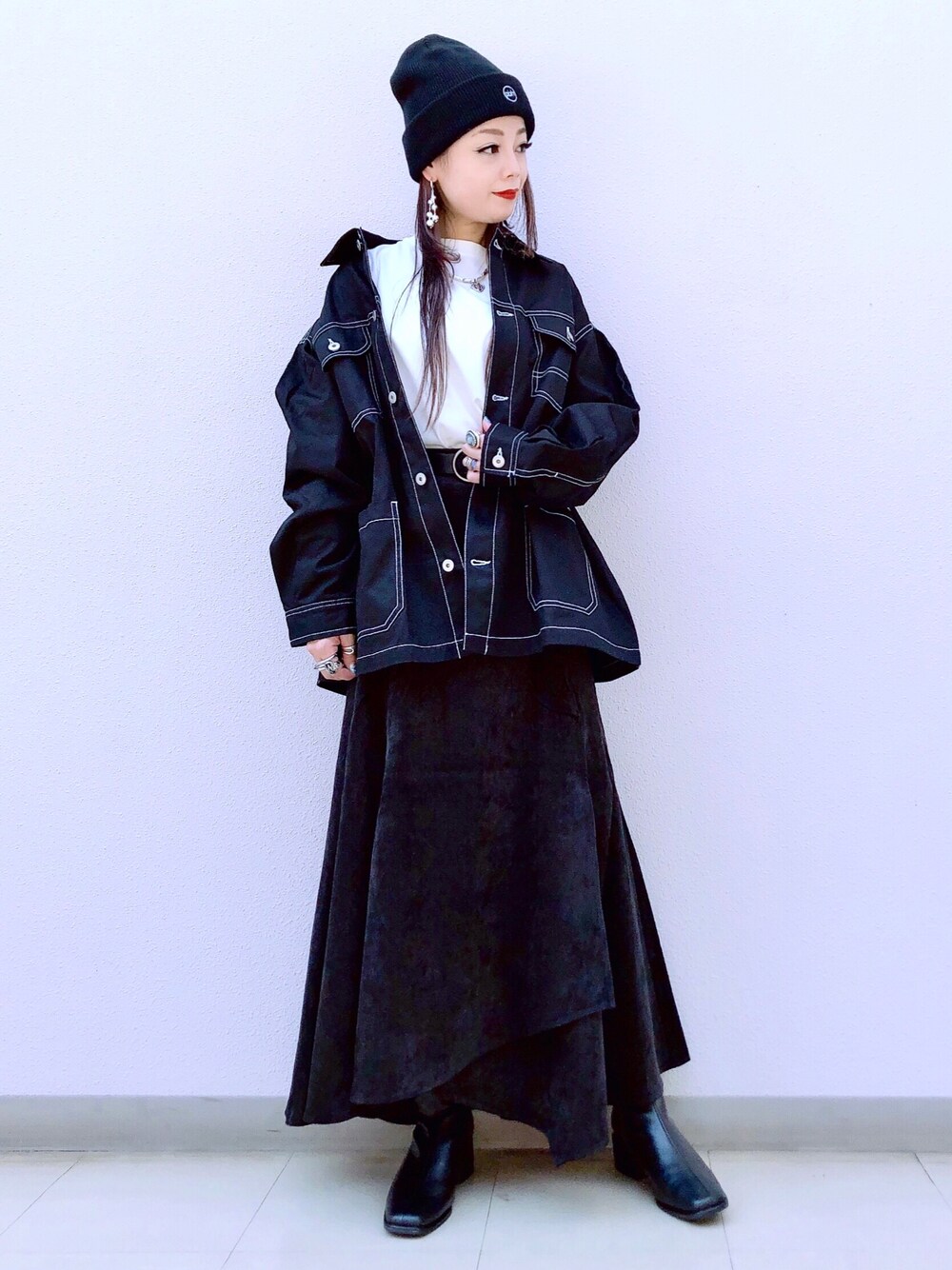 「モノトーン、カジュアルコーデ、秋コーデ、秋のコーデ、ショートブーツ、スクエアトゥ、お出かけコーデ、ootd、秋冬コーデ、ニットワンピース、ビーニー、マーメイドスカート、ロングスカート、ブーツ、ビッグシルエット」｜「PBLIMの【PAGEBOYLIM】カラフルビーニー（ニットキャップ/ビーニー、ブラック系）」を使った、SHIZUKA❁⃘*.ﾟさん（レディース・160cm）の秋コーディネートの1枚目の写真
