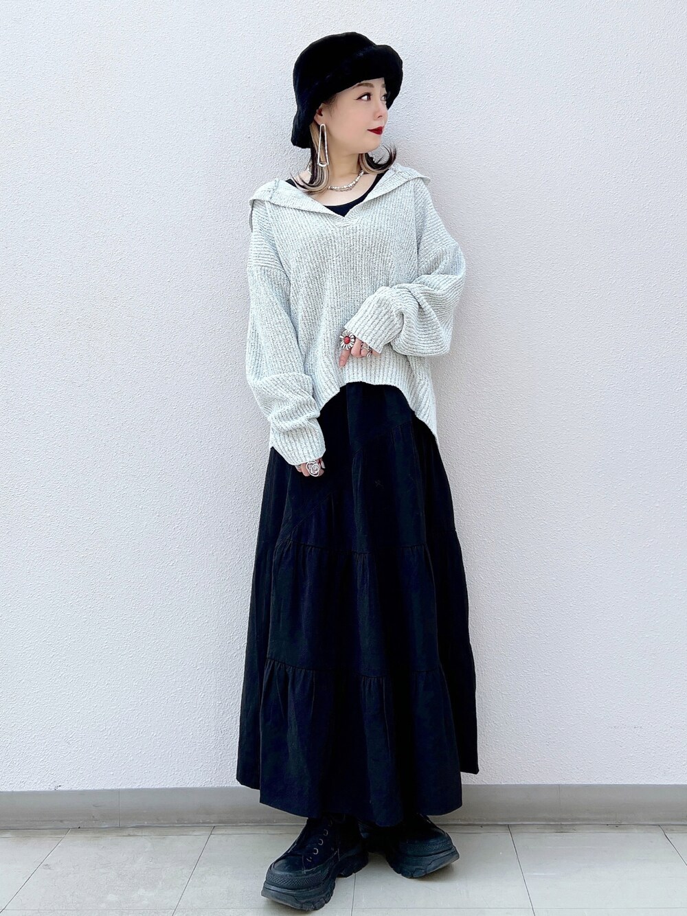 「シンプルコーデ、バケットハット、パーカー、ニット、スニーカー、ロングスカート、モノトーン、大人カジュアル、休日スタイル、お出かけコーデ、シンプル、春服、ママコーデ、ほめられ本命コーデ、春コーデ」｜「PAGEBOYのラウンドヘムニットパーカー（ニット/セーター、ホワイト系）」を使った、SHIZUKA❁⃘*.ﾟさん（レディース・160cm）の冬コーディネートの1枚目の写真