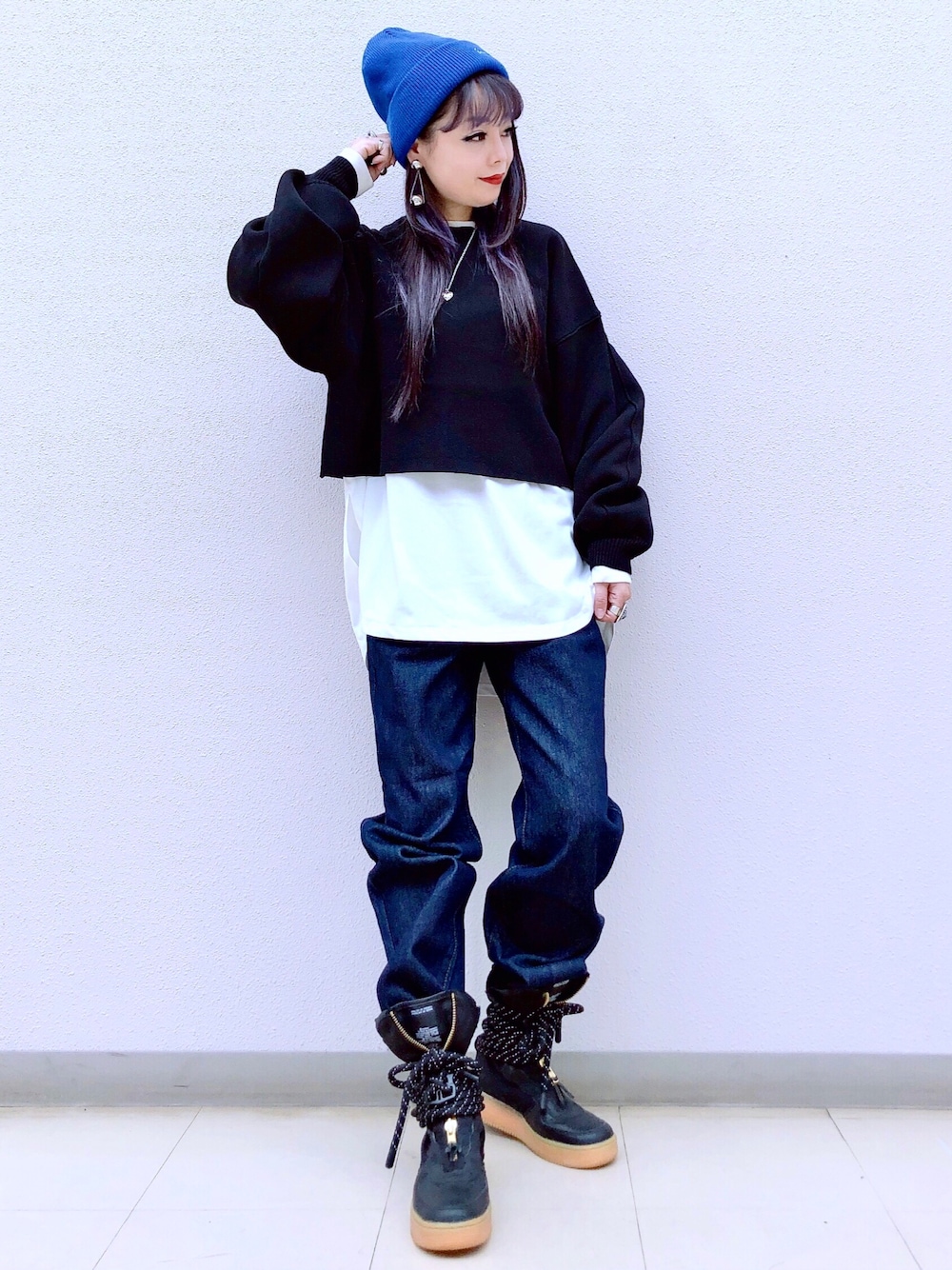 「ロンT、レイヤードスタイル、ショート丈トップス、デニム、デニムパンツ、休日スタイル、休日コーデ、ビーニーキャップ、ニット帽、カジュアルコーデ、オトナカジュアル、秋服準備はじめました、秋トレンド2021、ボリューム袖、大人カジュアル」｜「PBLIMのアイテム（ニットキャップ/ビーニー、ブルー系）」を使った、SHIZUKA❁⃘*.ﾟさん（レディース・160cm）の秋コーディネートの1枚目の写真