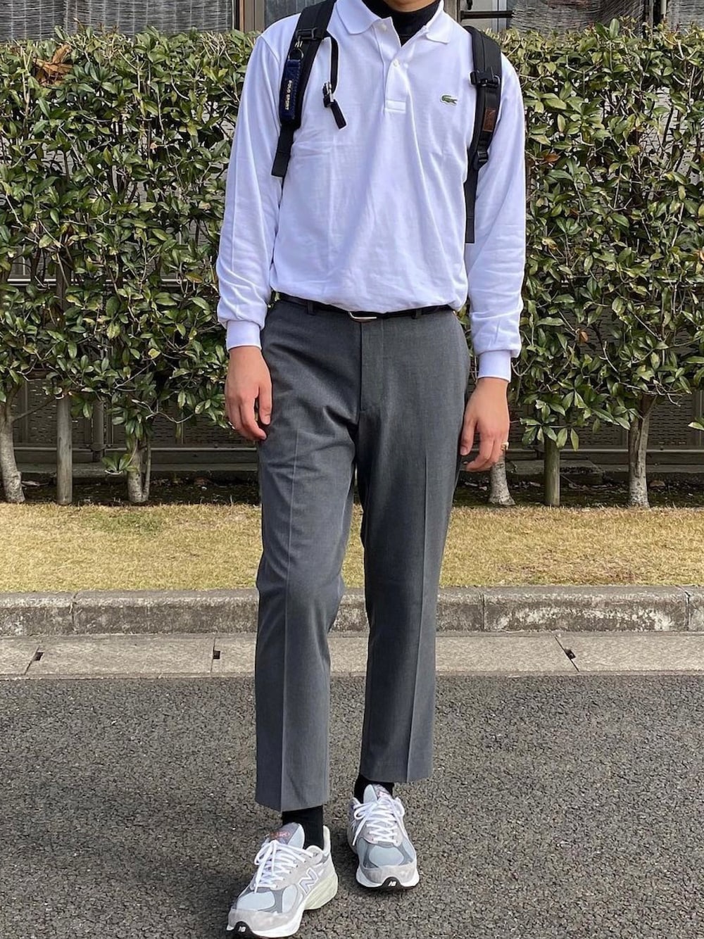 「春コーデ、春、春服みてみて、スラックス、ニューバランス、ポロシャツ、リュック、シンプル、スニーカー、きれいめカジュアル、リュックスタイル、シンプルコーデ、テーパードパンツ、休日スタイル、今日のコーデ」｜「UNIQLOのアイテム（その他パンツ、グレー系）」を使った、ヒヨンさん（メンズ・183cm）の春コーディネートの1枚目の写真