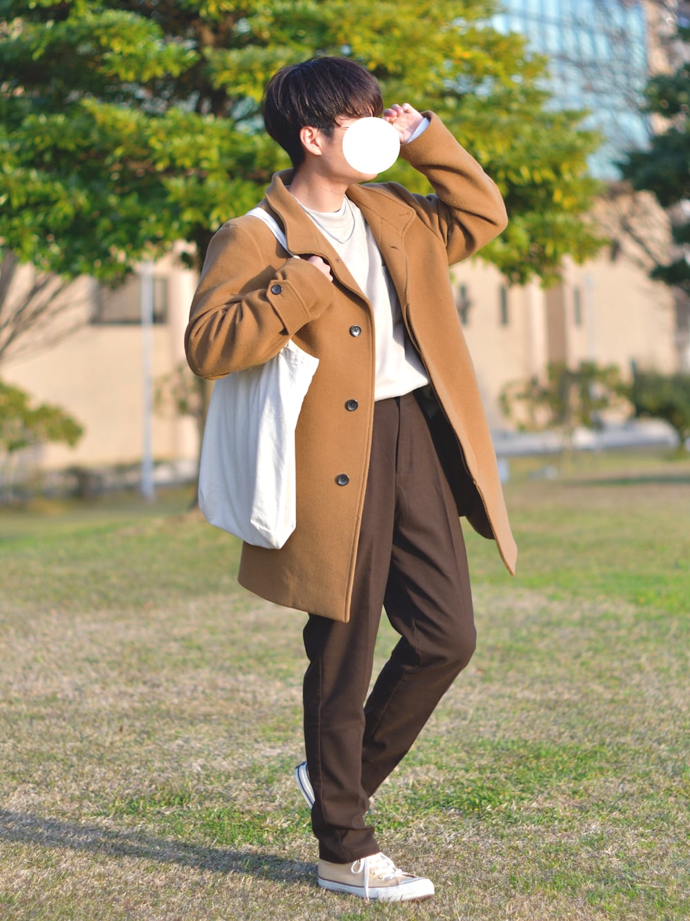 「カジュアル、クリスマスに着たい服、シンプルコーデ、ゆったりコーデ、コート、大学生、ブラックコーデ、ブラウン」｜「WEGOのWEGO/【WEB限定】ワッフルラウンドロングカットソー（Tシャツ/カットソー、ホワイト系）」を使った、Naooさん（メンズ・163cm）の冬コーディネートの1枚目の写真
