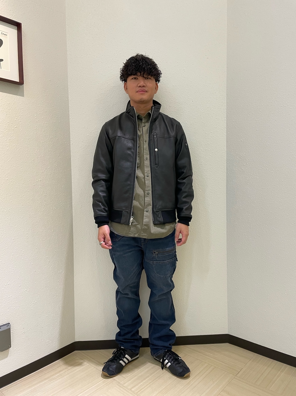 「ダウンジャケット、ストリート、AVIREX、フリース、ootd、シンプルスタイル、冬アウター、いいね、save、フォローお願いします🤑、ファッションの力を信じよう、マイベストコーデ2024」｜「AVIREXのSTAND LEATHER MA-1 MOD JACKET / スタンド レザー MA-1 モディファイ ジャケット / AVIREX / アヴィレックス（MA-1、ブラック系）」を使った、Yu OTSUKAさん（メンズ・176cm）の冬コーディネートの1枚目の写真