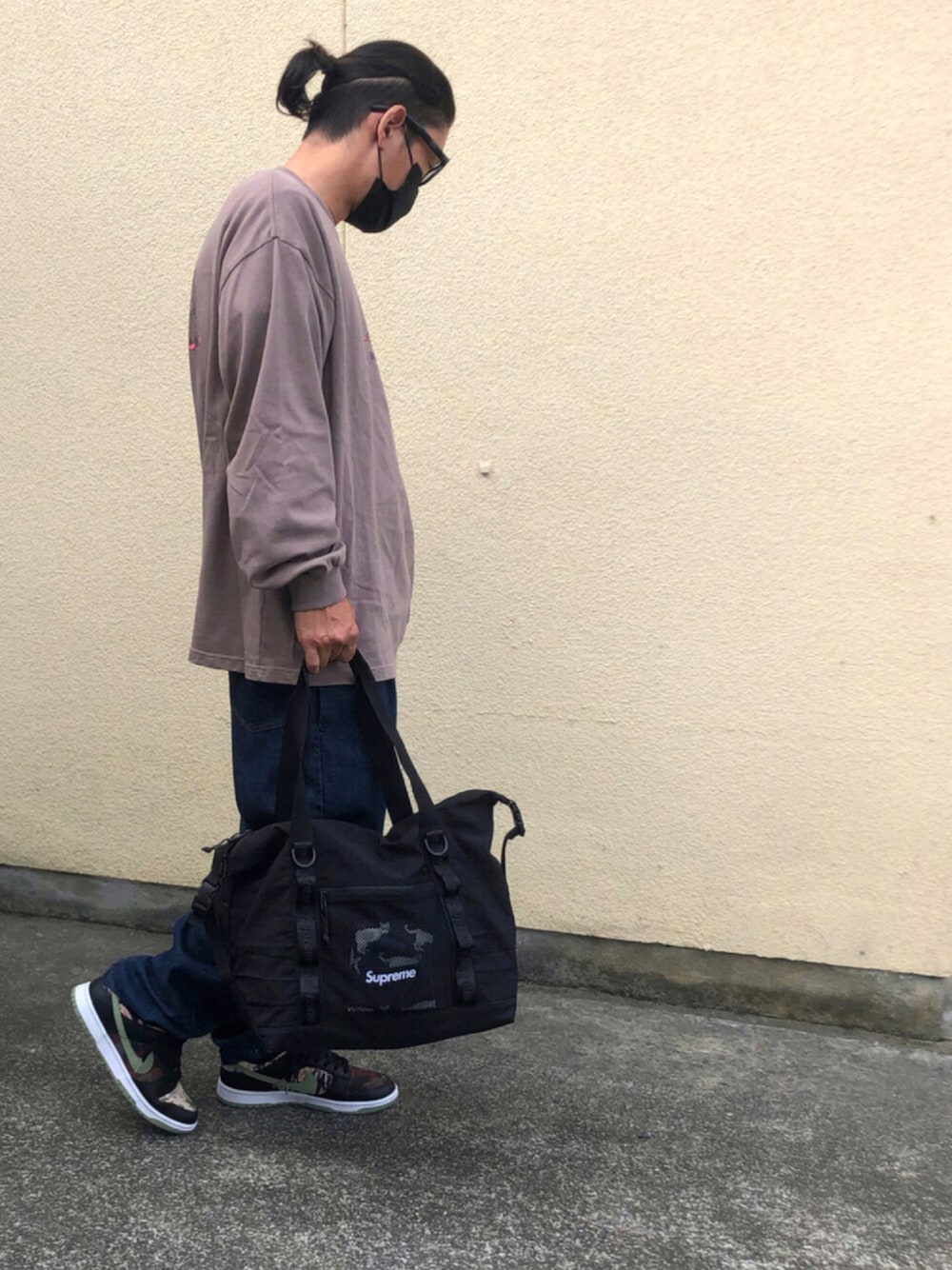 「スニーカー、NIKE、秋のコーデ、スニーカーコーデ、休日スタイル、シュプリーム、ビックシルエット、リラックススタイル、BAGGU、シンプルコーデ、VISIONSTREETWEAR、今日のコーデ、お洒落さんとつながりたい、ブラウン」｜「VISION STREET WEARの〇【VISION STREET WEAR/ビジョン】PEOPLEイラストアートプリントロングスリーブ（Tシャツ/カットソー、ベージュ系）」を使った、シンさん（メンズ・172cm）の秋コーディネートの1枚目の写真