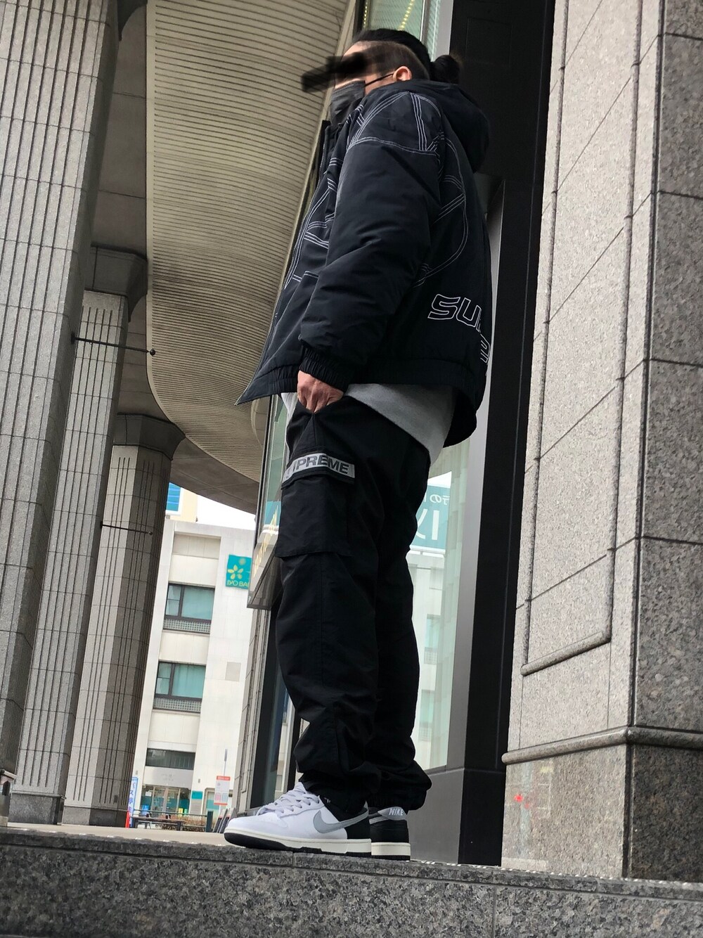 「休日スタイル、スニーカー、リラックススタイル、シンプル、おしゃれさんと繋がりたい、ストリート、モノトーン、オーバーサイズ、supreme、NIKE、冬コーデ、ブラック」｜「Supreme のアイテム（ブルゾン、ブラック系）」を使った、シンさん（メンズ・172cm）の冬コーディネートの1枚目の写真