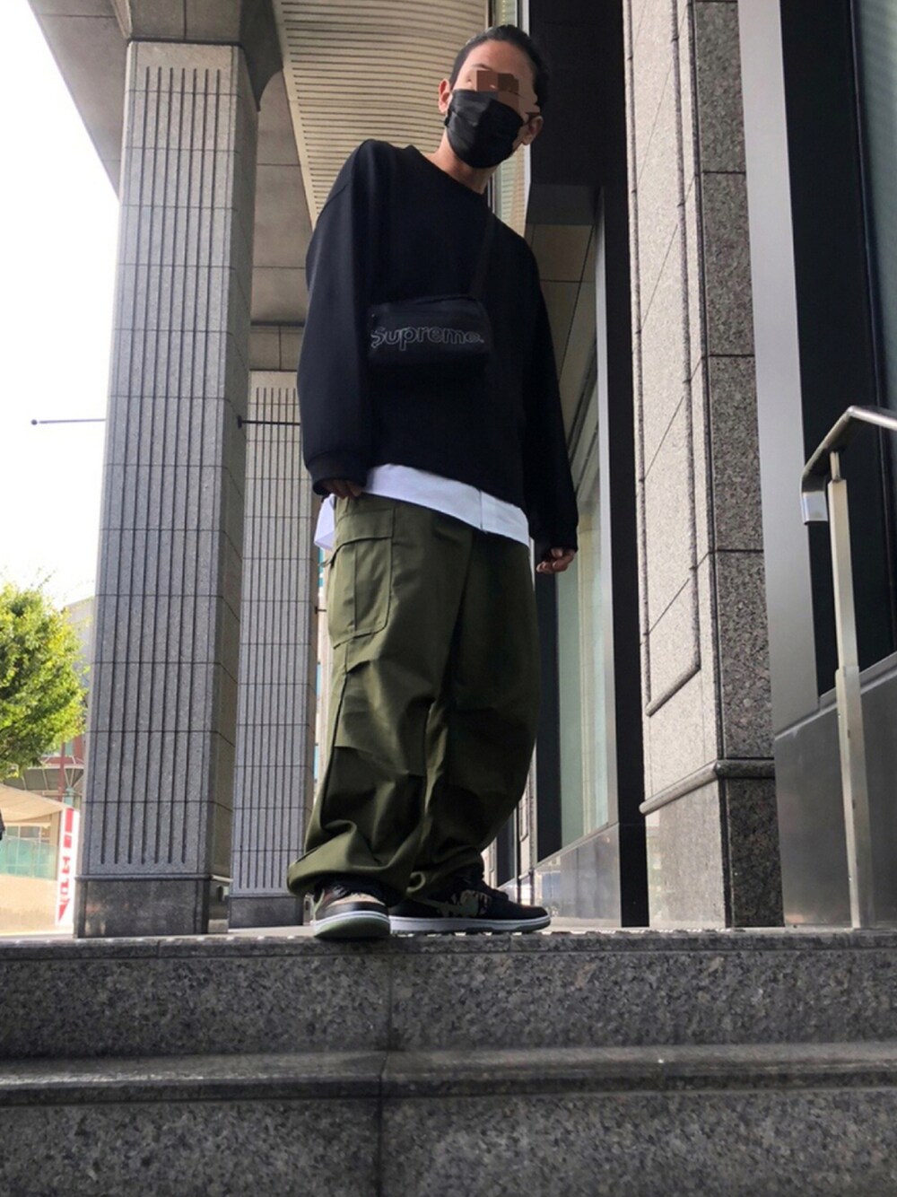 「スニーカー、ビッグシルエット、秋のコーデ、ストリート、GU、休日スタイル、プチプラ、シュプリーム、ビックシルエット、シンプルコーデ、ゆるコーデ、おしゃれさんと繋がりたい、NIKE」｜「WAIPER.incの忠実復刻 新品 米軍 M-65フィールドカーゴパンツ（カーゴパンツ、グリーン系）」を使った、シンさん（メンズ・172cm）の秋コーディネートの1枚目の写真