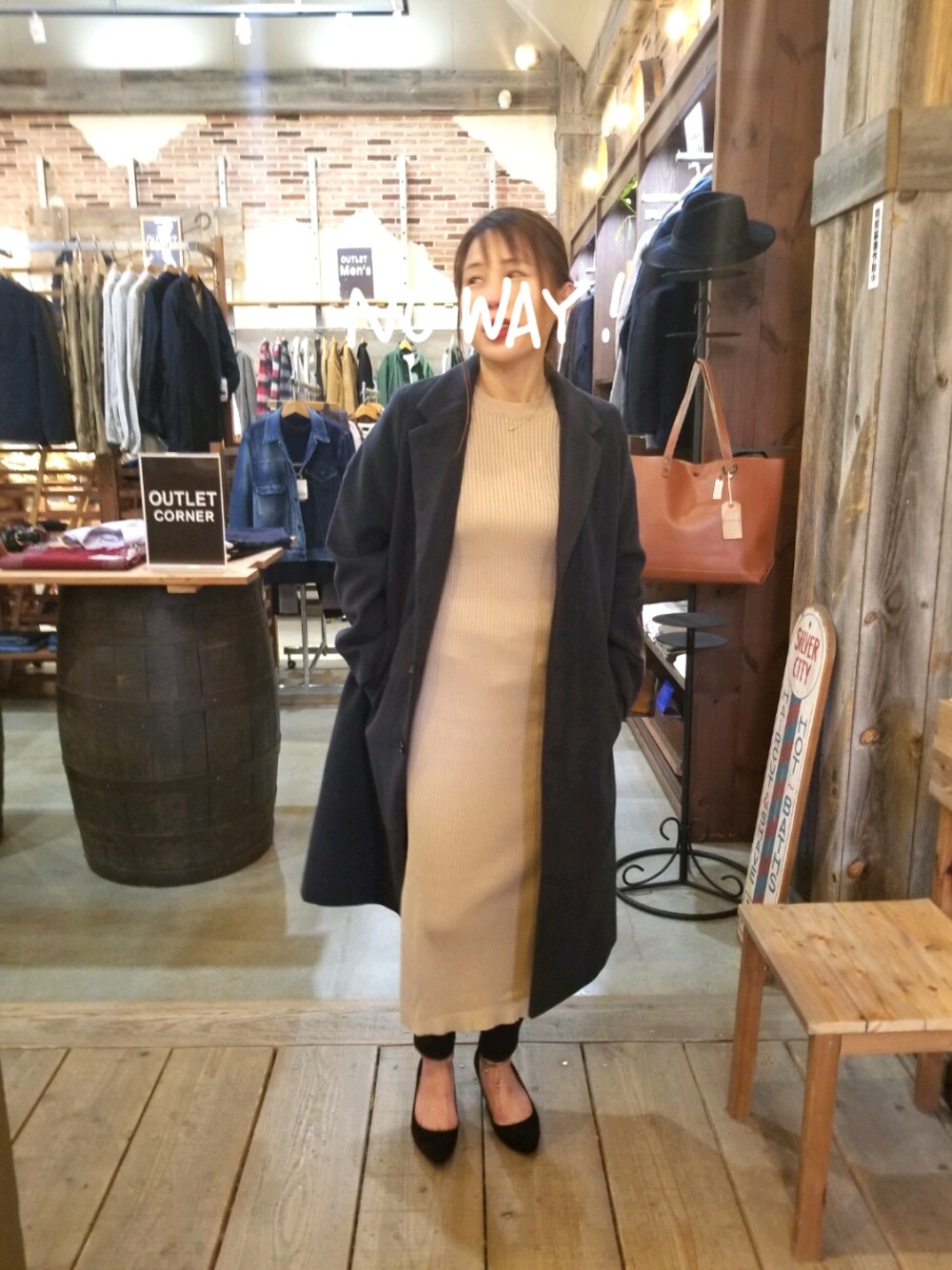 「#ロングコート、大人カジュアル、ニットワンピース、ママファッション、低身長」｜「Chillfarのウールライクサイドスリットオーバーコート（チェスターコート、ブラック系）」を使った、meeさん（レディース・156cm）の冬コーディネートの1枚目の写真