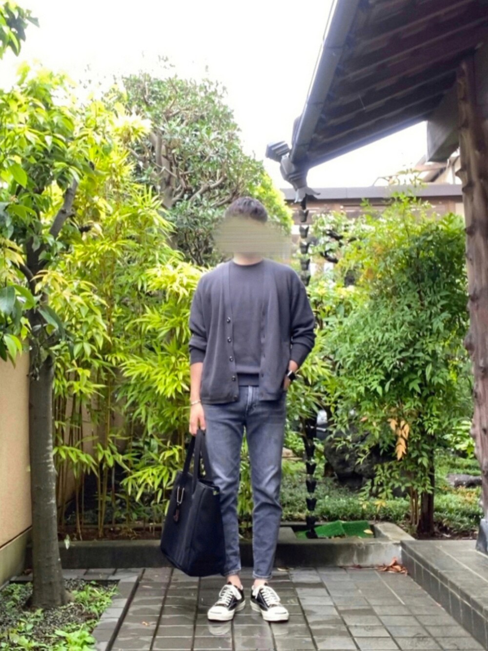 「オフィスカジュアル、秋のコーデ、休日スタイル、おしゃれさんと繋がりたい、大人カジュアル、シンプル、カジュアル、スニーカー、コンバース、バナナリパブリック、united arrows、BANANA REPUBLIC、converse」｜「Banana Republicのオーガニックコットン カーディガンセーター（カーディガン/ボレロ、グレー系）」を使った、tomoさん（メンズ・177cm）の夏コーディネートの1枚目の写真
