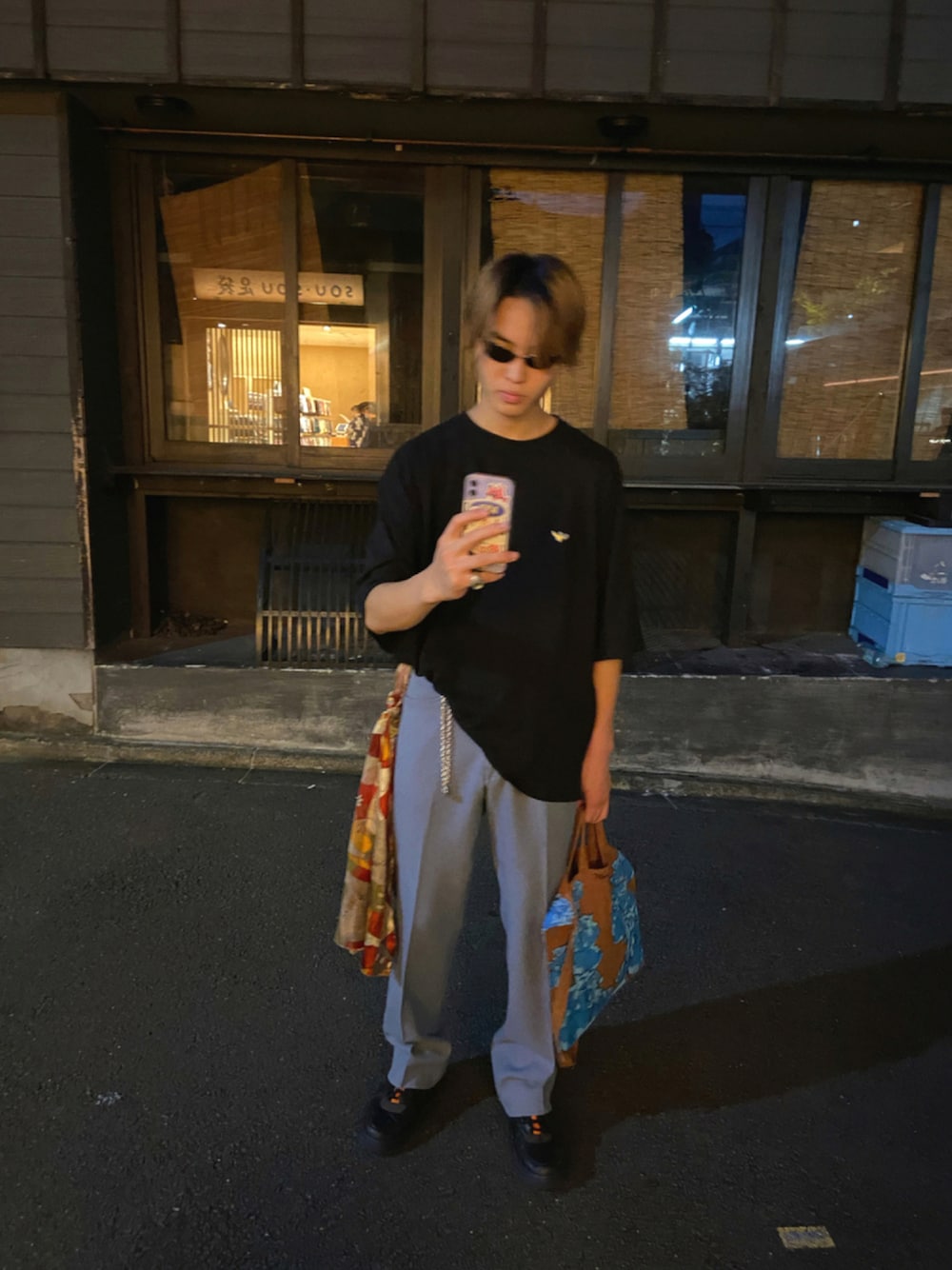 「ストリート、サングラス、タックイン、スカーフ、トートバッグ、NIKE、スラックス、アクションスラックス、黒、Mark Gonzales、ファッションの力を信じよう、プリントT、ドメスティック」｜「Mark GonzalesのMARK GONZALES/マークゴンザレス 別注ビッグプリントTEE（Tシャツ/カットソー、ブラック系）」を使った、コベインさん（メンズ・180cm）の秋コーディネートの1枚目の写真