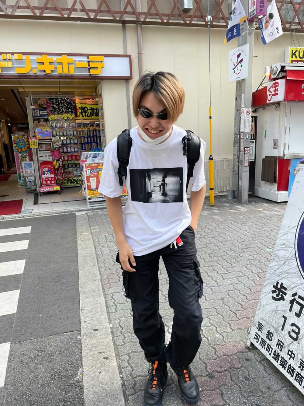 「シンプル、オーバーサイズ、ストリート、スニーカー、モノトーン、プリントT、カーゴパンツ、サングラス、オレンジ、ワンポイント、裏原」｜「NIKEのアイテム（スニーカー、ブラック系）」を使った、コベインさん（メンズ・180cm）の秋コーディネートの1枚目の写真