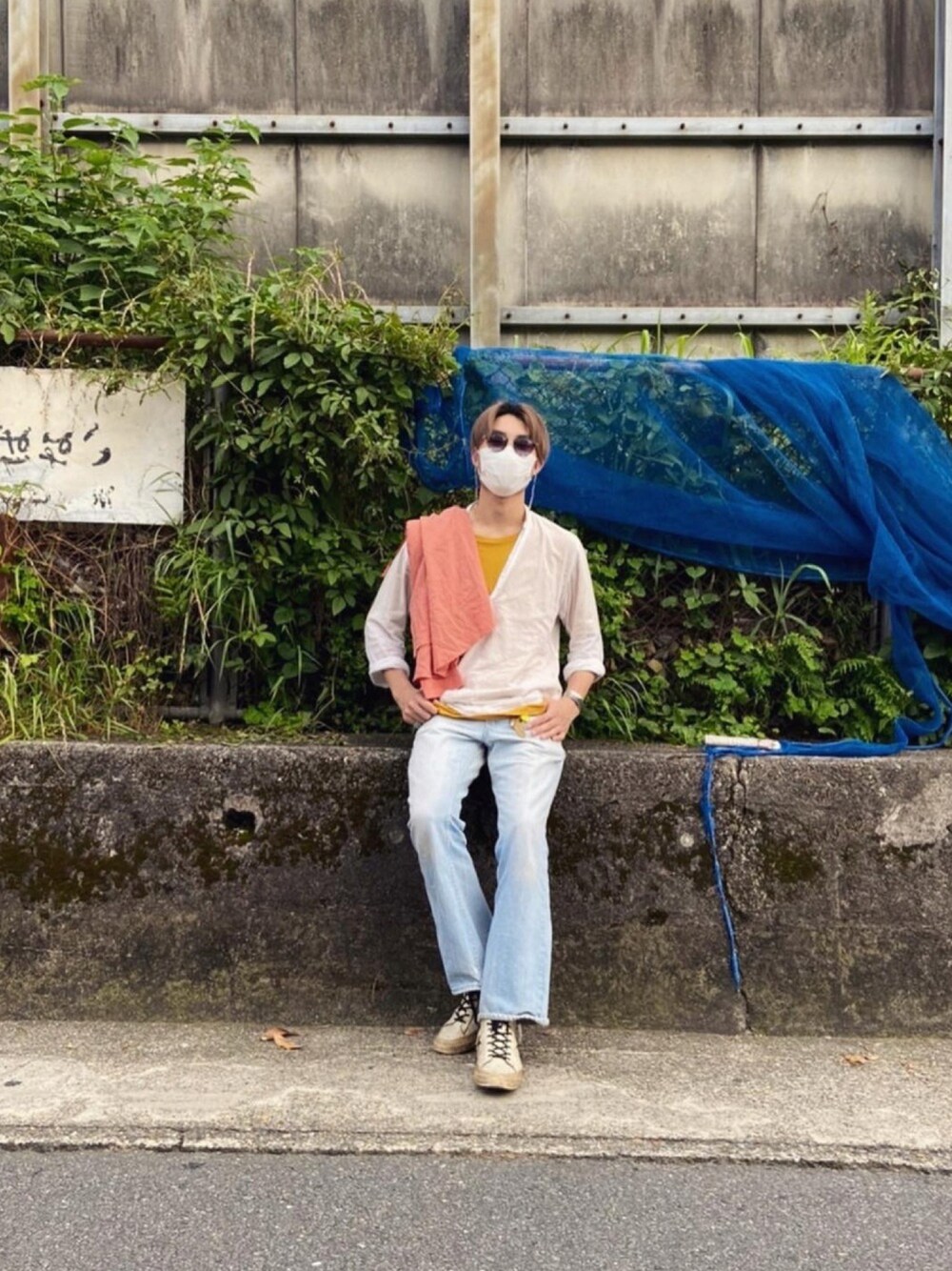 「白スニーカー、メッシュ、オールスター、リネン、Levis646、ヒッコリー、ゆるコーデ、おしゃれさんと繋がりたい、春コーデ、ハイカットスニーカー」｜「Levi'sのアイテム（デニムパンツ、ブルー系）」を使った、コベインさん（メンズ・179cm）の夏コーディネートの1枚目の写真