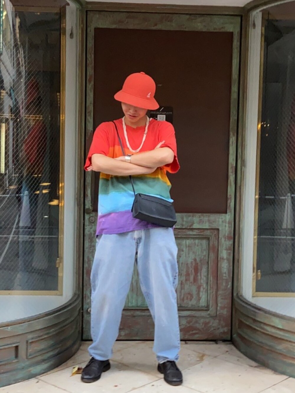 「カジュアル、ストリート、革靴、HIPHOP、レザーバッグ、パールネックレス、ハット、ボーダー、rainbow、Tシャツ、夏コーデ、オーバーサイズ、古着MIX、グリーン」｜「KANGOLの【KANGOL】Bermuda Casual/【カンゴール】バミューダ カジュアル メトロ ハット（ハット、オレンジ系）」を使った、コベインさん（メンズ・180cm）の秋コーディネートの1枚目の写真