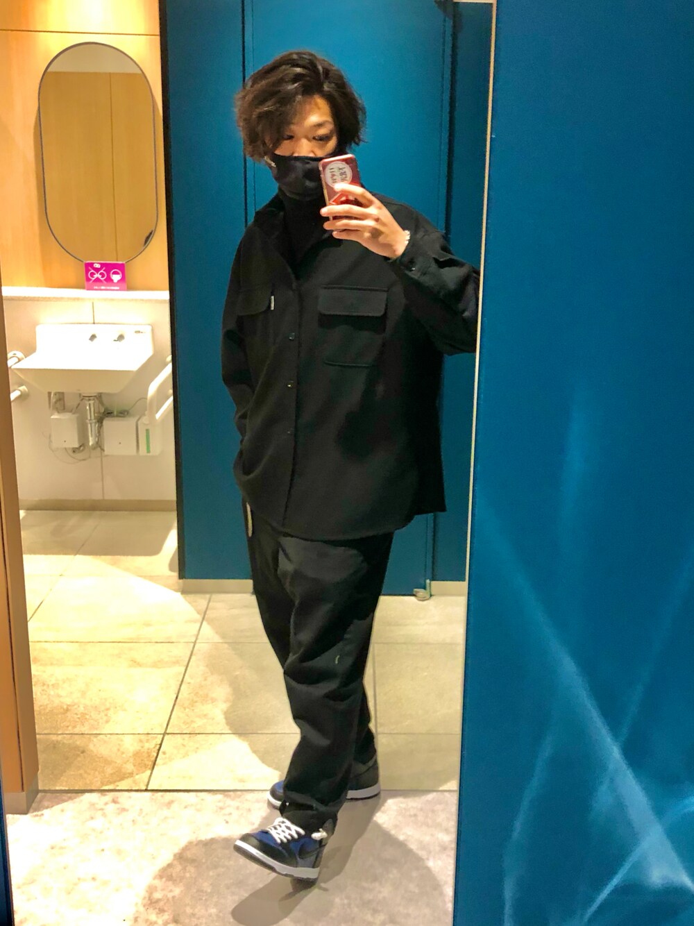「おしゃれさんと繋がりたい、子守り、シンプルコーデ、ストリート、ビッグシルエット、COOTIE、N.HOOLYWOOD、flagment」｜「N.HOOLYWOODのN.HOOLYWOOD COTTON TWILL TROUSERS（チノパンツ、ブラック系）」を使った、ケンポンさん（メンズ・180cm）の冬コーディネートの1枚目の写真
