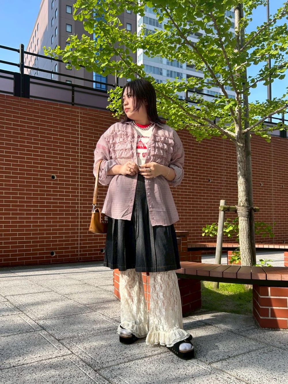 「柄シャツ、サンダル、シャツスタイル、お出かけコーデ、初夏コーデ、カラーコーデ、着回しコーデ、オトナカワイイ、リラックススタイル、大人女子、ciaopanic、CIAOPANIC、シアーシャツ、シアートップス、レース」｜「CIAOPANICのフリルドッキングオーバーシャツ（シャツ/ブラウス、オレンジ系）」を使った、ルキさん（骨格ストレート・レディース・165cm）の春コーディネートの1枚目の写真