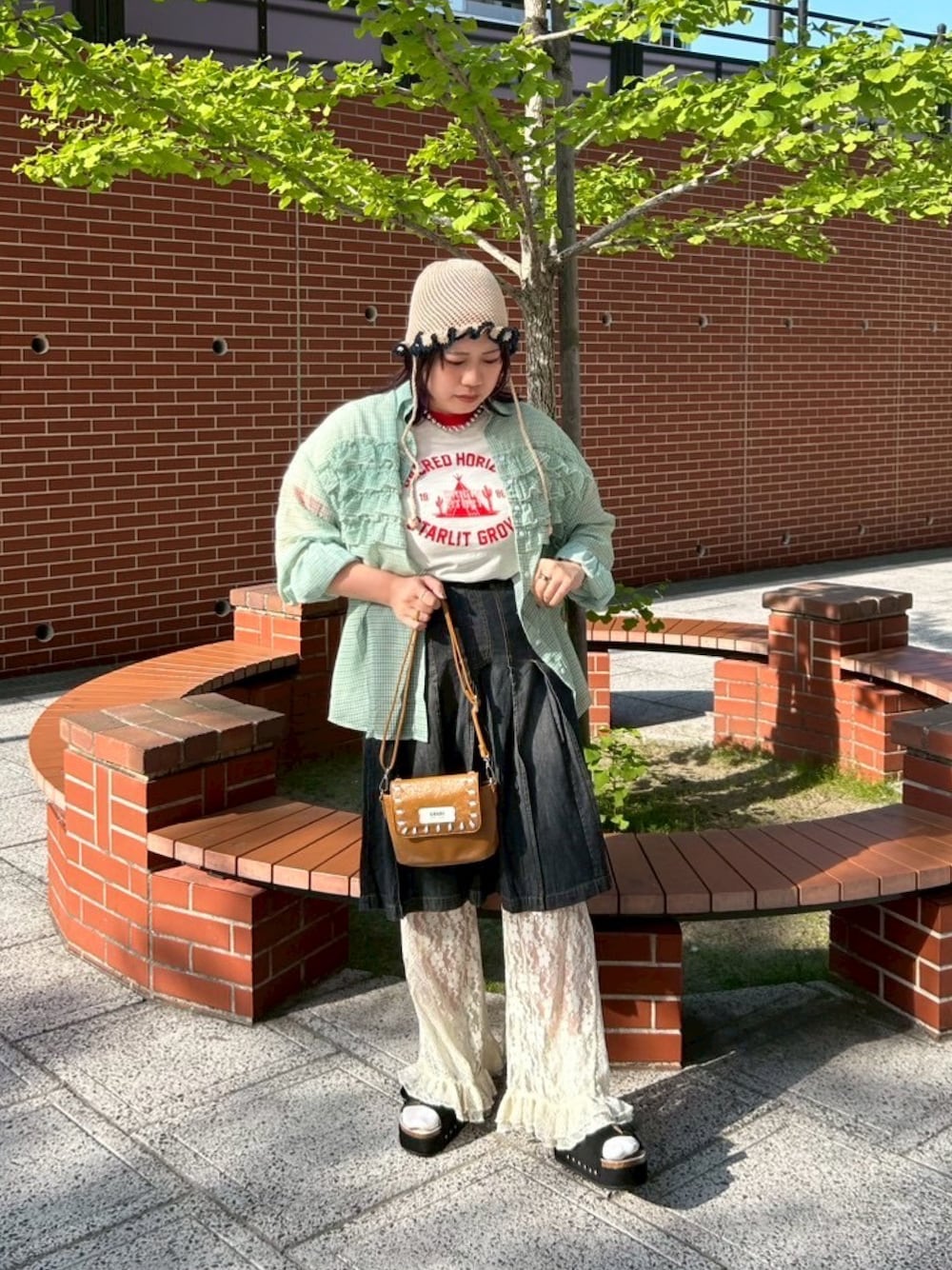 「サンダル、シャツスタイル、やっぱり帽子が好き、お出かけコーデ、初夏コーデ、カラーコーデ、着回しコーデ、オトナカワイイ、大人女子、シアーシャツ、レースパンツ」｜「CIAOPANICのプリントリンガーロゴTシャツ（Tシャツ/カットソー、レッド系）」を使った、ルキさん（骨格ストレート・レディース・165cm）の春コーディネートの1枚目の写真