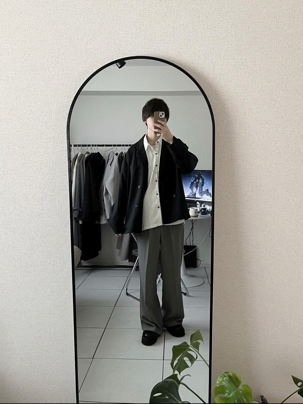 「春服デビュー宣言、休日コーデ、シンプル、春、メンズファッション、韓国ファッション、モノトーン、モノトーンコーデ、低身長、シンプルコーデ、プチプラ、きれいめカジュアル、キレイめ、春服みてみて、大人コーデ」｜「ENDER PRODUCTSの◆上下セット◆ビッグシルエット スタプレセットアップ/ダブルテーラードジャケット/タックバルーンワイドパンツ【ENDER PRODUCTS/エンダープロダクツ】（セットアップ、ブラック系）」を使った、ユウ（低身長）さん（メンズ・169cm）の春コーディネートの1枚目の写真