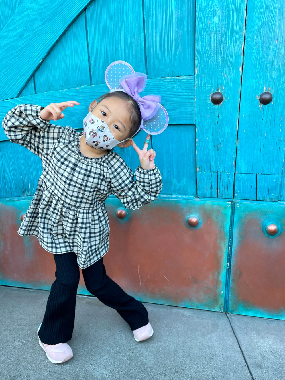「秋冬コーデ、秋コーデ、プチプラ、女の子コーデ、ディズニーコーデ、シンプルコーデ、チェック、キッズコーデ」｜「ZARA KIDSのアイテム（パンツ、ブラック系）」を使った、honononさん（キッズ・100cm）の秋コーディネートの1枚目の写真