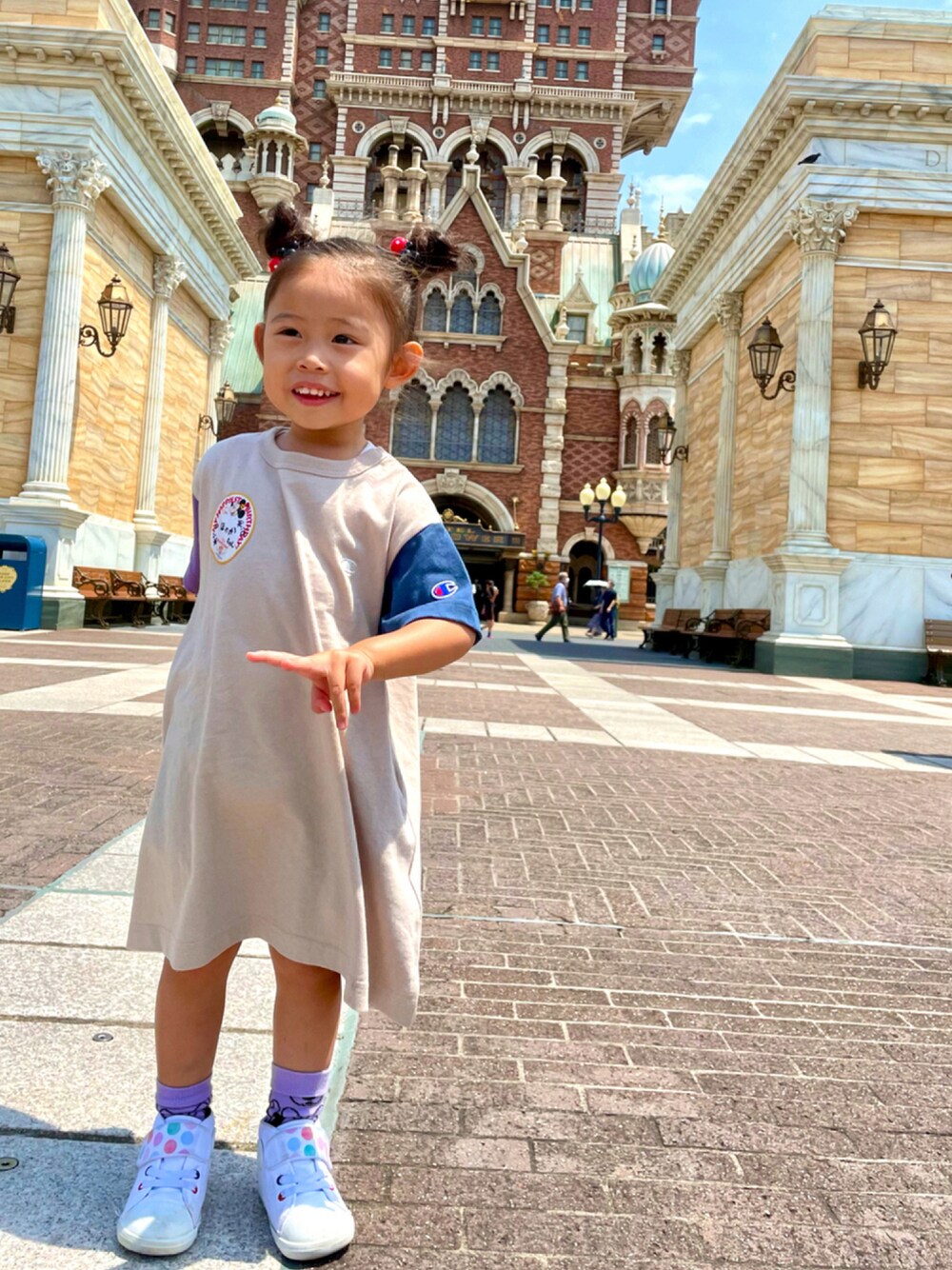 「コンバース、ワンピース、女の子コーデ、シンプルコーデ、ディズニーコーデ、夏コーデ、プチプラコーデ、プチプラ」｜「CONVERSEのアイテム（スニーカー、ホワイト系）」を使った、honononさん（キッズ・90cm）の夏コーディネートの1枚目の写真