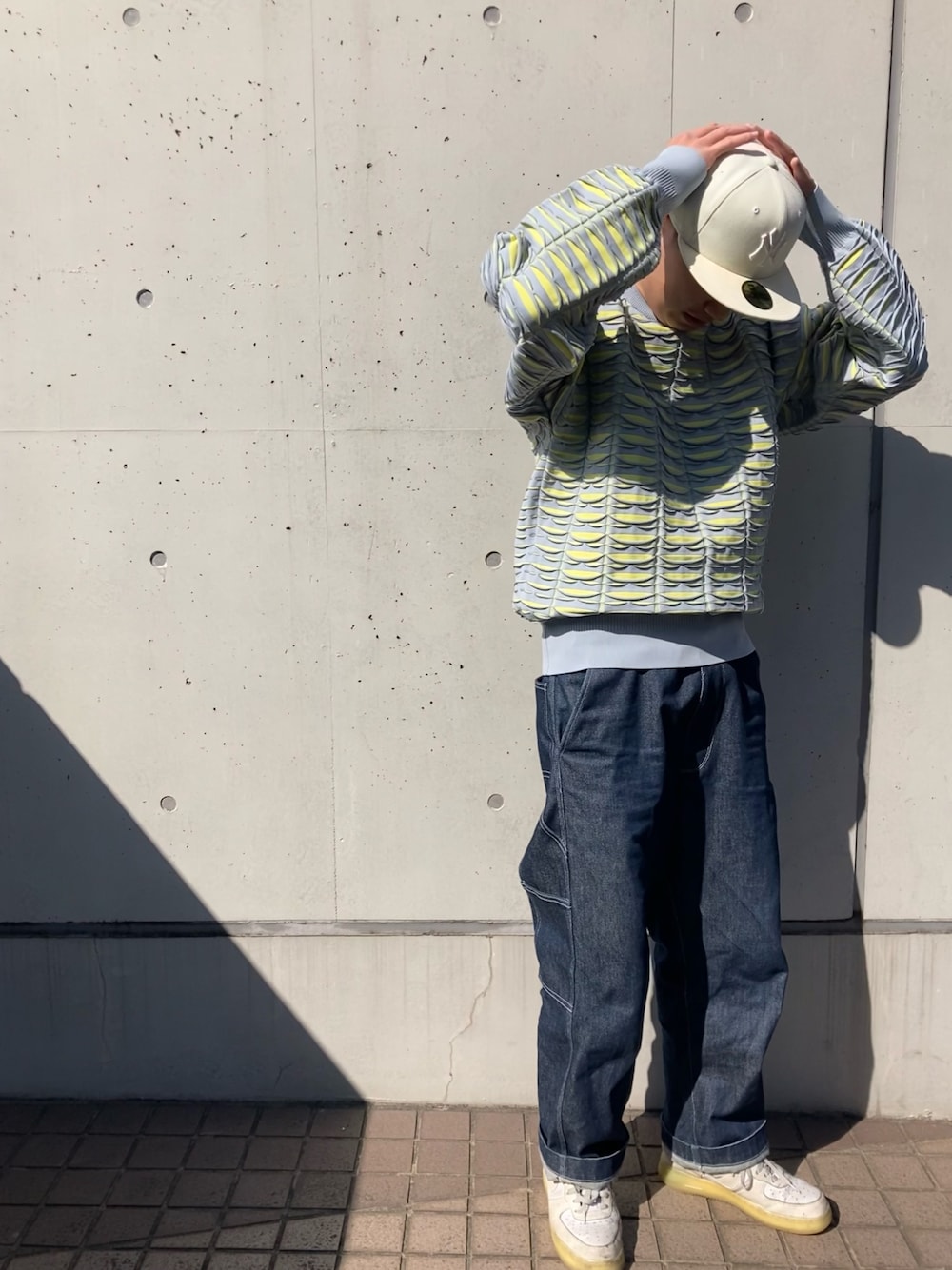 「ストリートコーデ、いいね、save、フォローお願いします🤑、ストリートMIX、ワイドデニム、ストリートファッション、春コーデ、白キャップ、白スニーカー、スケータースタイル、CFCL、CAMIEL FORTGENS、NEW ERA、NIKE、AIR FORCE 1、キャップ」｜「NEW ERAのアイテム（キャップ、ホワイト系）」を使った、壮太さん（メンズ・175cm）の冬コーディネートの1枚目の写真