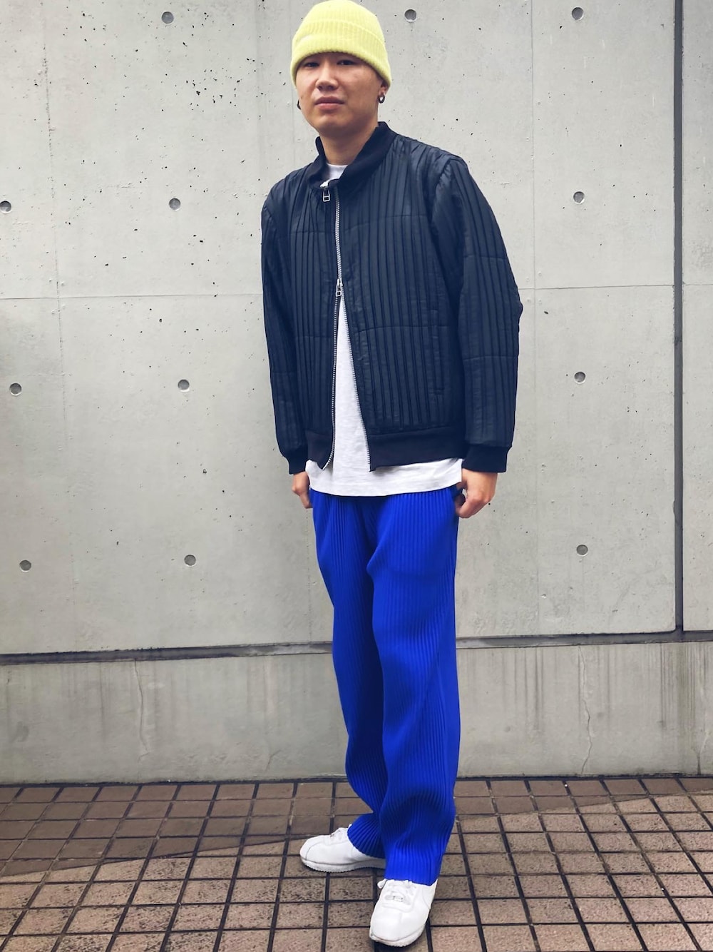 「春、お洒落さんとつながりたい、キレイめ、休日スタイル、ストリート、ストリートMIX、イッセイミヤケ、春コーデ、HOMME PLISSÉ ISSEY MIYAKE、コルテッツ、ブルー、ワントーンコーデ、ネオンカラー、プリーツ、ニット帽」｜「Supreme のアイテム（ニットキャップ/ビーニー、イエロー系）」を使った、壮太さん（メンズ・175cm）の春コーディネートの1枚目の写真