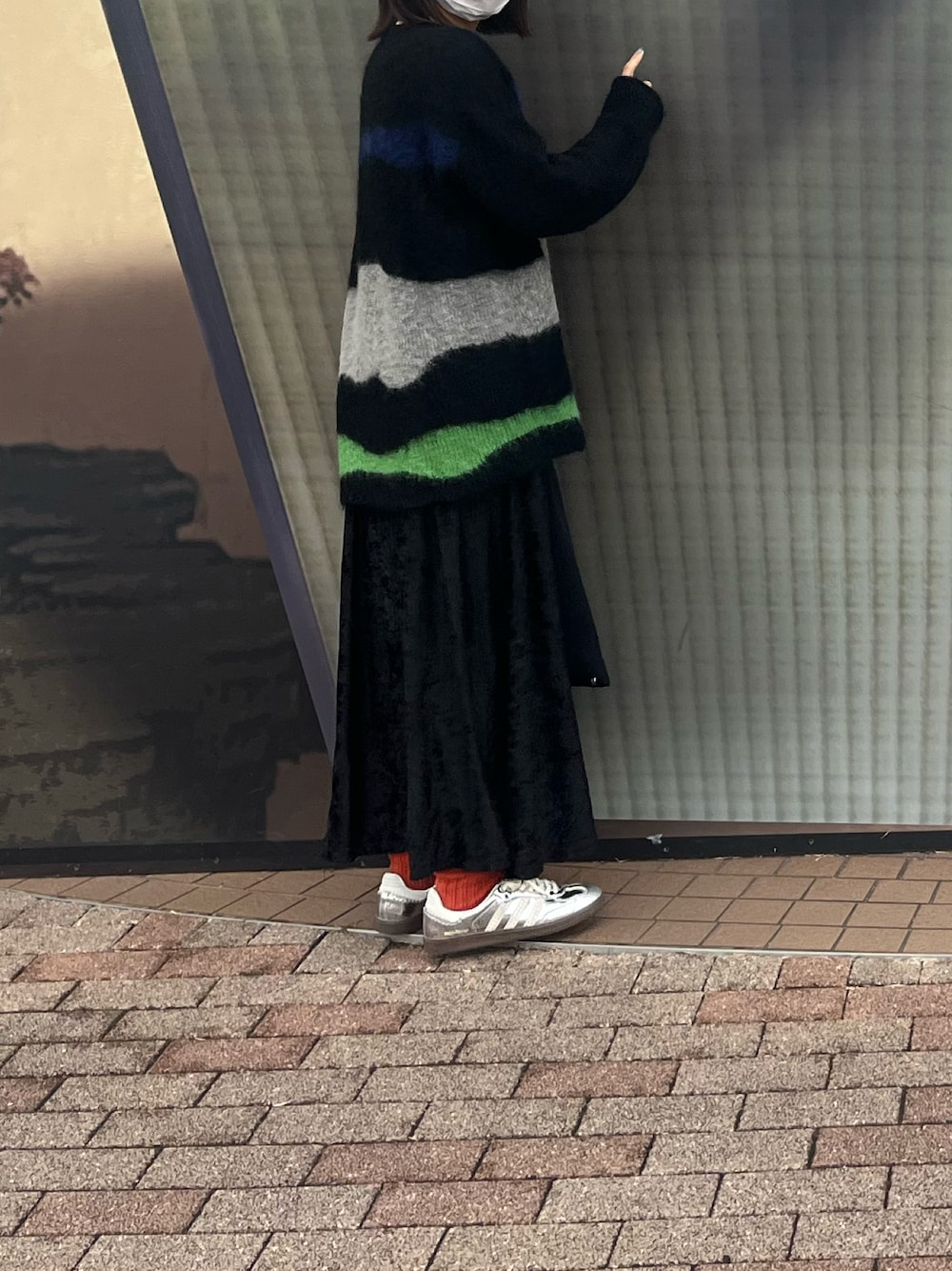 「soduk、Wales Bonner、adidas、黒ニット、ベロアスカート」｜「WALES BONNERのWales Bonner × adidas Samba/ウェールズ・ボナー × アディダス サンバ/samba “Silver Metallic”（スニーカー、シルバー系）」を使った、白菜さん（レディース・161cm）の春コーディネートの1枚目の写真