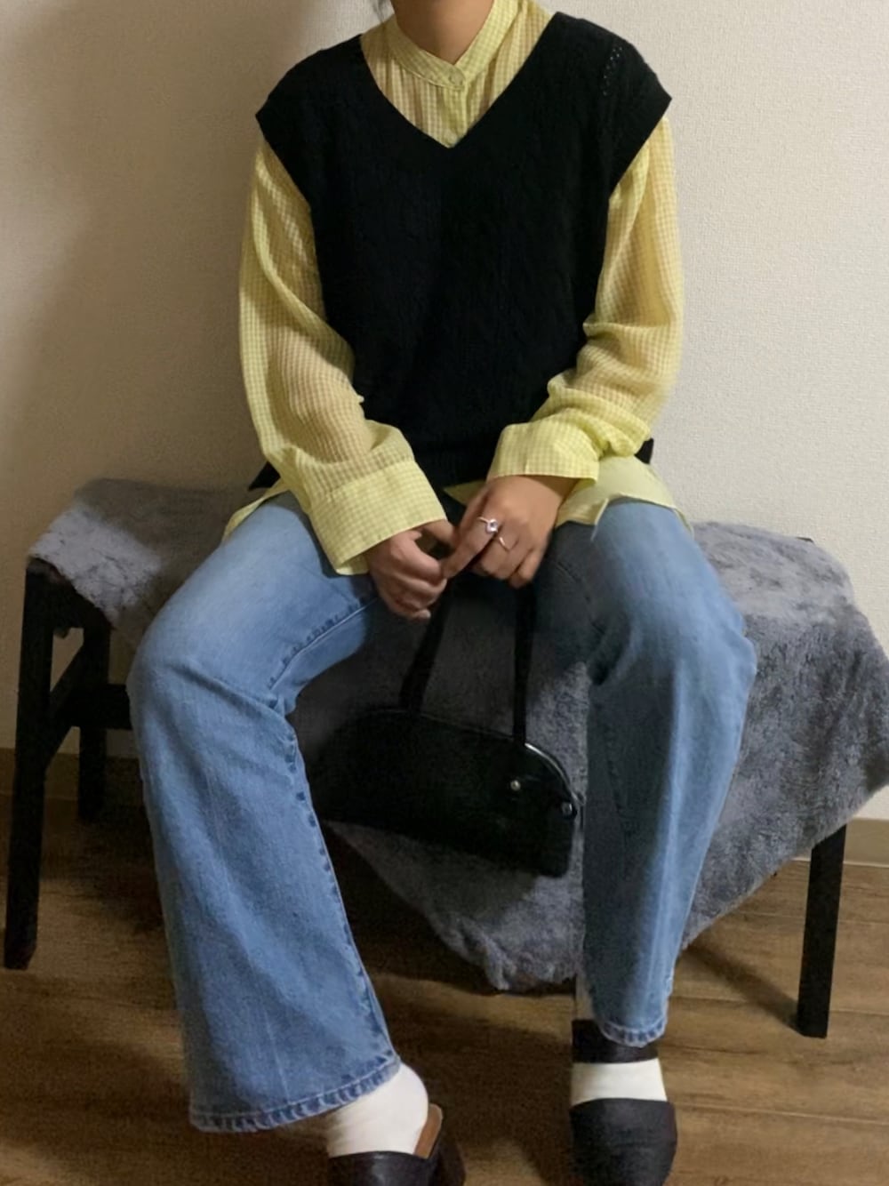 ブルー系のデニムパンツ、シルバー系のパンプス、ブラック系のパンプスを着用したレディースの秋コーディネートの1枚目の写真