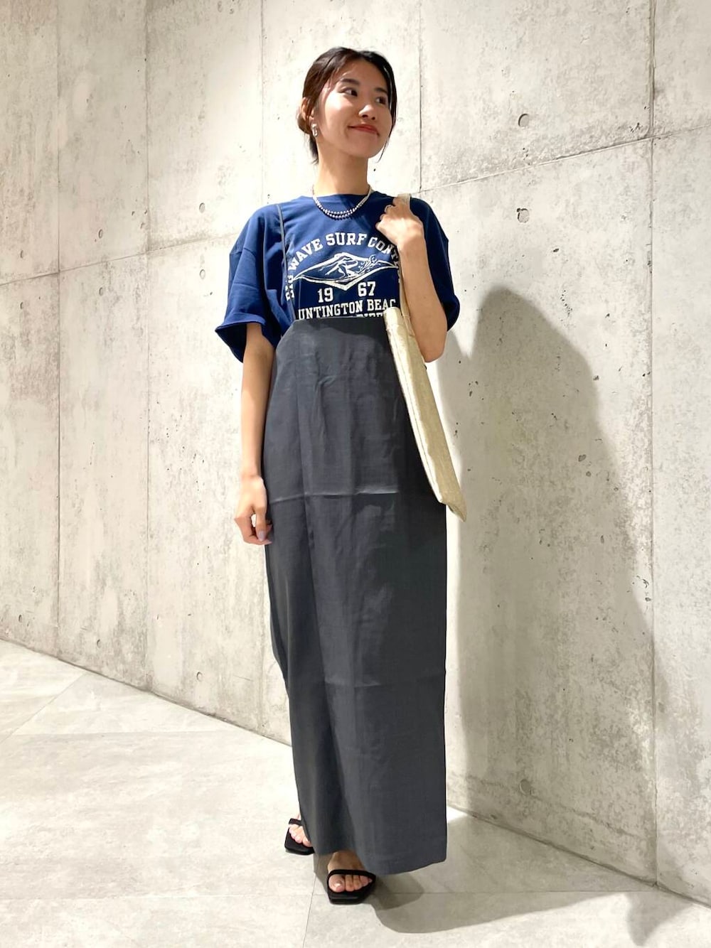 「カジュアル、Tシャツ、ロングスカート、スカート、ママコーデ、サンダル、SonnyLabel、サニーレーベル、夏コーデ、30代、ママファッション、骨格ウェーブ、暑い、30代前半、イエベ秋」｜「URBAN RESEARCH Sonny Labelのメタリックトートバッグ（トートバッグ、ゴールド系）」を使った、アサミさん（レディース・163cm）の夏コーディネートの1枚目の写真
