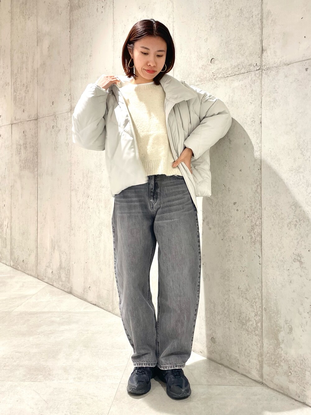 「ママコーデ、ママファッション、サニーレーベル、Sonny　Label、骨格ウェーブ、イエベ秋、冬コーデ、モノトーン、デニム、ダウンジャケット、ニット、テーマパークコーデ、休日スタイル、キルティング、冬アウター」｜「URBAN RESEARCH Sonny Labelのスタンドダウンジャケット（ダウンジャケット/コート、グレー系）」を使った、アサミさん（レディース・163cm）の冬コーディネートの1枚目の写真
