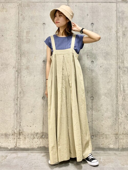 リネンコットンタックワイドサロペットを使ったショップスタッフの人気 