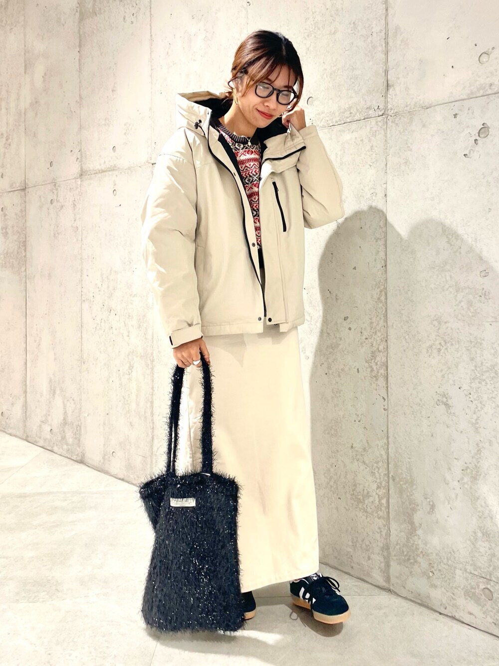 「秋コーデ、スニーカー、お出かけコーデ、コーデュロイ、休日スタイル、メガネ女子、ニット、サニーレーベル、Sonny　Label、ママコーデ、ママファッション、イエベ秋、骨格ウェーブ」｜「URBAN RESEARCH Sonny Labelのラメシャギートートバッグ（トートバッグ、ブラック系）」を使った、アサミさん（レディース・163cm）の秋コーディネートの1枚目の写真