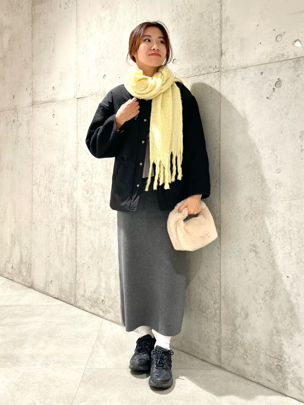 「ママコーデ、ママファッション、イエベ秋、骨格ウェーブ、サニーレーベル、Sonny　Label、冬アウター、スニーカー、ニット、ブラックコーデ、マフラーぐるぐる、冬のコーデ、おでかけコーデ、大人女子、おしゃれさんと繋がりたい」｜「URBAN RESEARCH Sonny Labelの切替えノーカラーショートブルゾン（ブルゾン、ブラック系）」を使った、アサミさん（骨格ウェーブ・レディース・163cm）の冬コーディネートの1枚目の写真