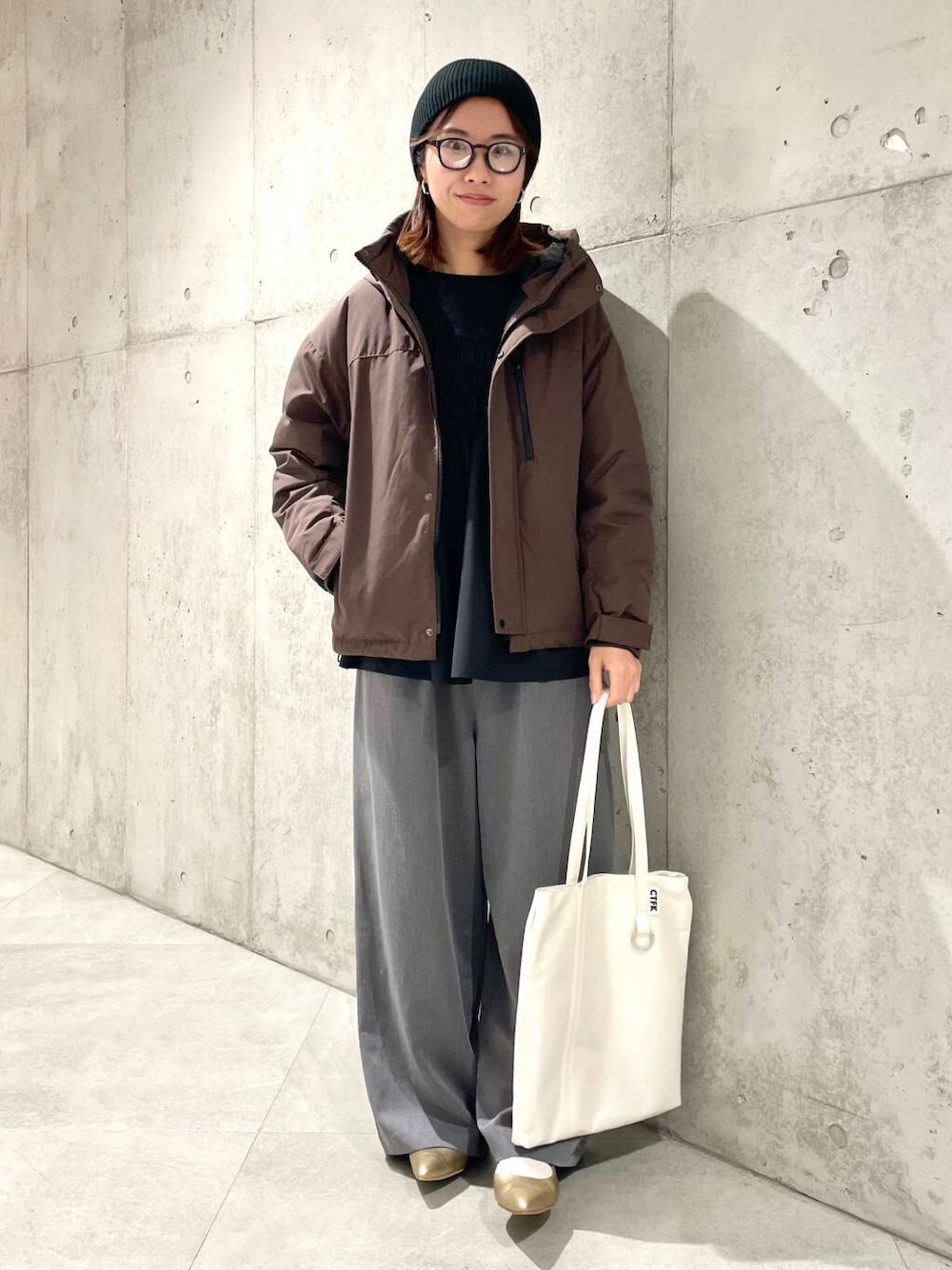 「ママコーデ、きれいめカジュアル、冬コーデ、SonnyLabel、30代、ママファッション、お出かけコーデ、ブーツコーデ、骨格ウェーブ、30代前半、イエベ秋、ウェーブ×イエベ秋、高身長おススメアウター、私のイチ推しブランド、ウェーブ×カジュアル」｜「URBAN RESEARCH Sonny Labelのフーディーダウンジャケット（ダウンジャケット/コート、ブラウン系）」を使った、アサミさん（レディース・163cm）の冬コーディネートの1枚目の写真