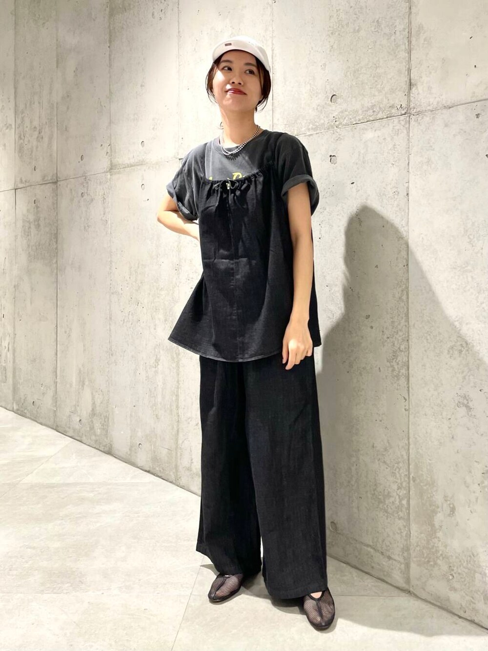 ブラック系のその他シューズ、グレー系のTシャツ/カットソー、ブラック系のセットアップを着用したレディースの春コーディネートの1枚目の写真