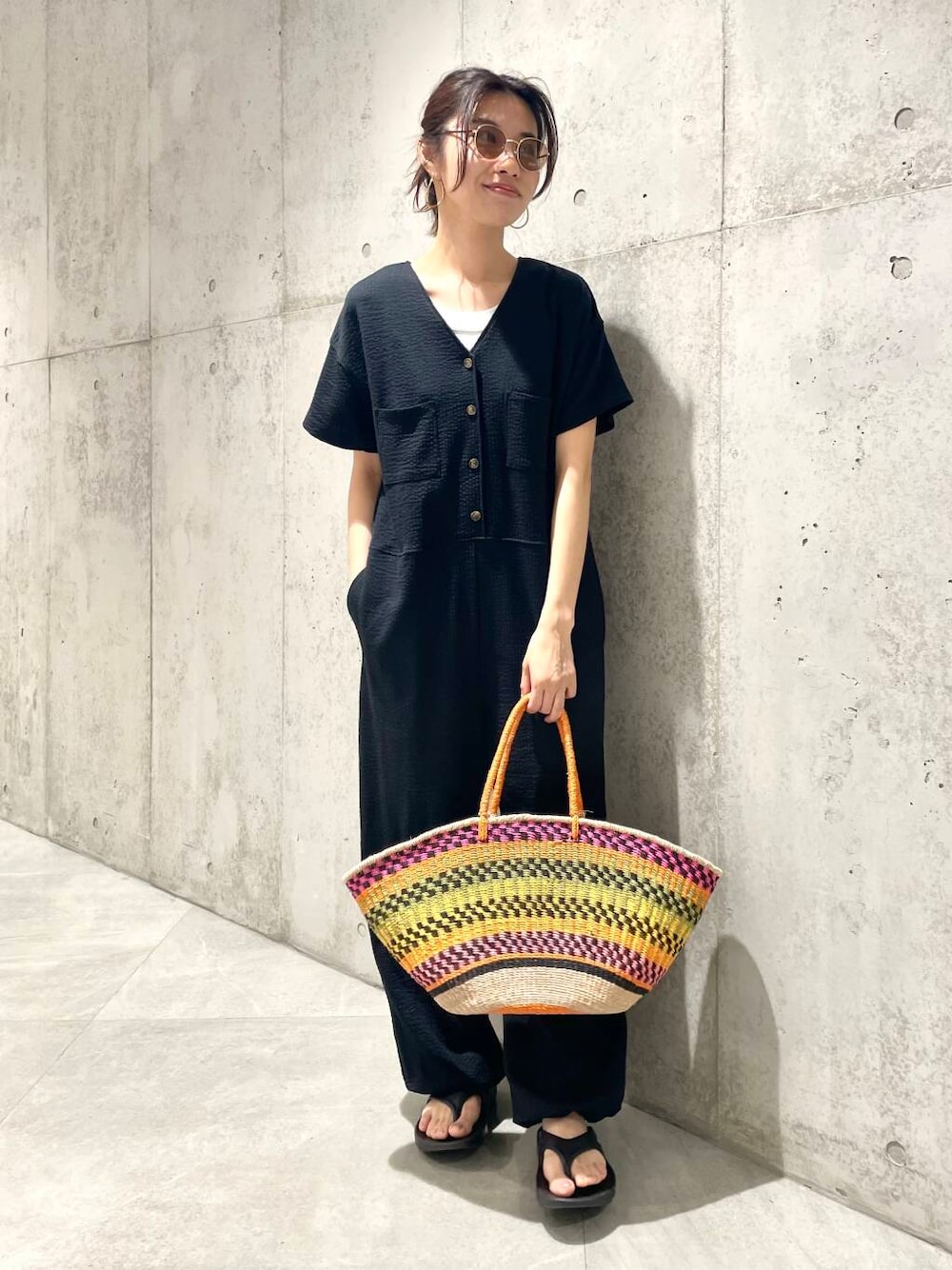 その他のかごバッグを着用したレディースの春コーディネートの1枚目の写真