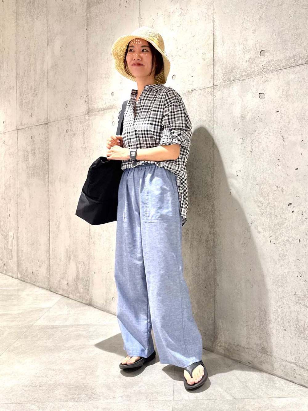 その他のシャツ/ブラウス、ブルー系のその他パンツ、ブラック系のトートバッグを着用したレディースの夏コーディネートの1枚目の写真