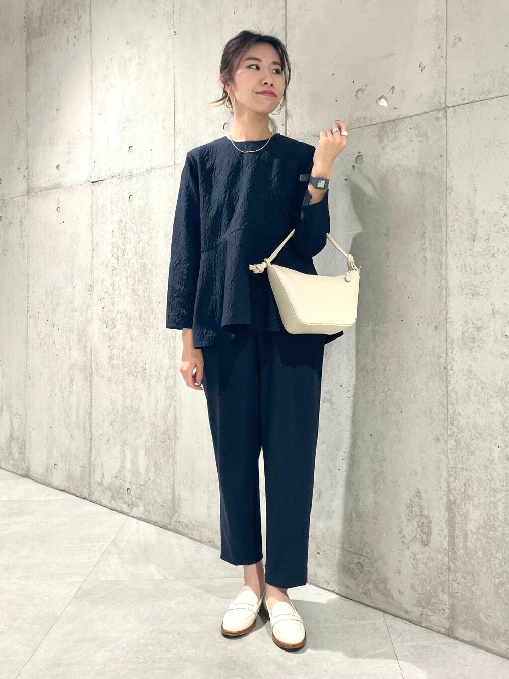 ブルー系のシャツ/ブラウス、ブルー系のその他パンツ、ベージュ系のローファーを着用したレディースの春コーディネートの1枚目の写真