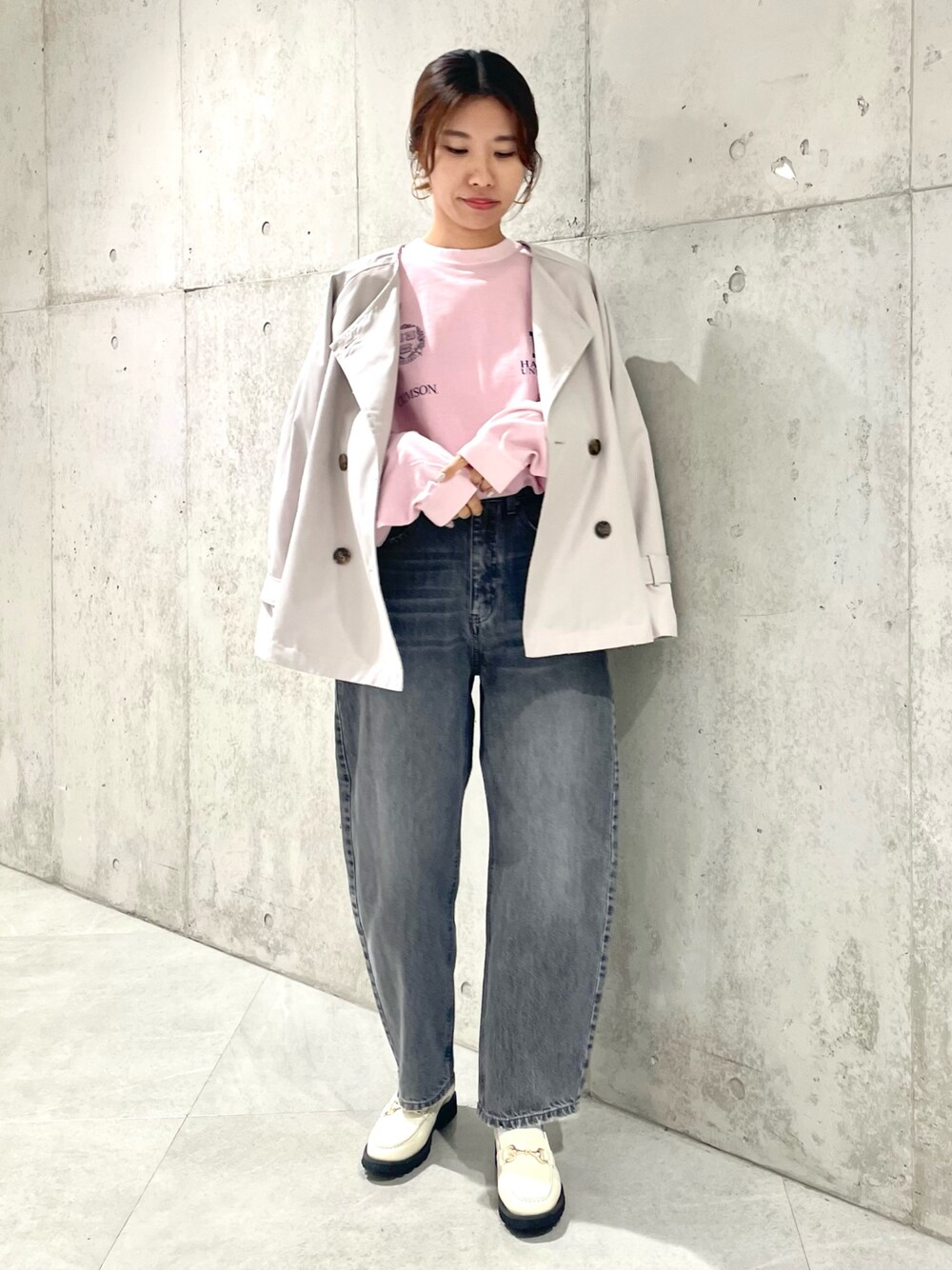 「ママコーデ、ママファッション、イエベ秋、骨格ウェーブ、サニーレーベル、Sonny　Label、秋服準備はじめました、ローファー、休日スタイル、秋コーデ」｜「URBAN RESEARCH Sonny Labelの撥水ノーカラーショートトレンチコート（トレンチコート、グレー系）」を使った、アサミさん（レディース・163cm）の秋コーディネートの1枚目の写真