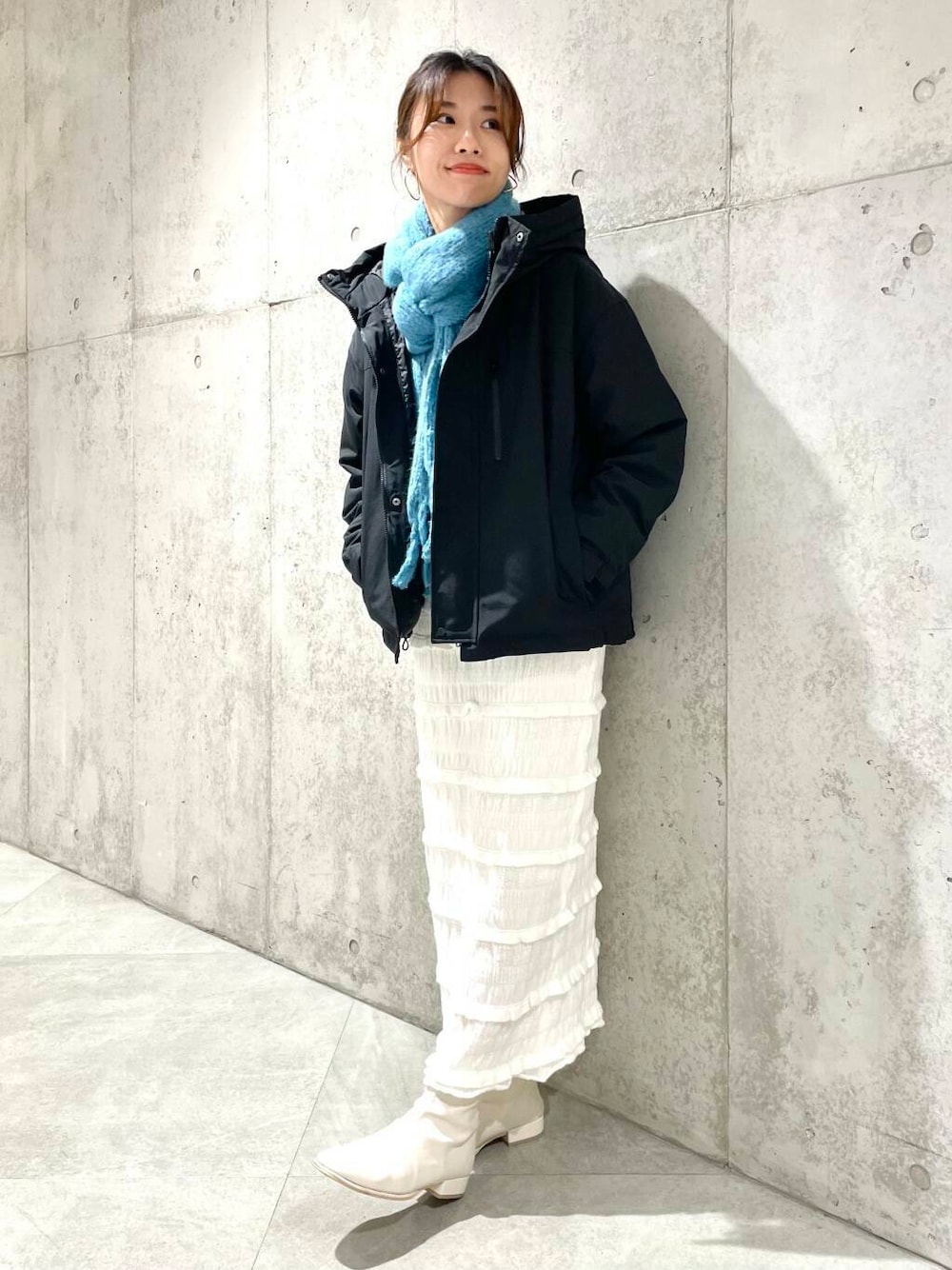 ブラック系のダウンジャケット/コート、グレー系のスウェット、ホワイト系のスカートを着用したレディースの秋コーディネートの1枚目の写真