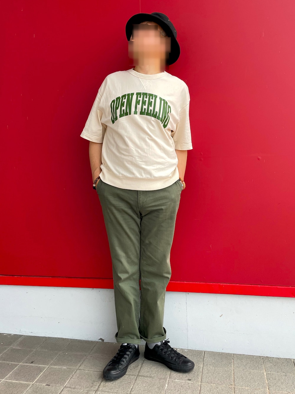 「みんなの白Tフェス、オーバーサイズ、スウェットTシャツ、カレッジロゴ、コットンパンツ、チノパン、バケットハット、レザースニーカー、Polo Ralph Lauren、GU、tk.TAKEO KIKUCHI、converse all star」｜「tk.TAKEO KIKUCHIのコットンパンツ（チノパンツ、グリーン系）」を使った、Yukioさん（メンズ・173cm）の夏コーディネートの1枚目の写真
