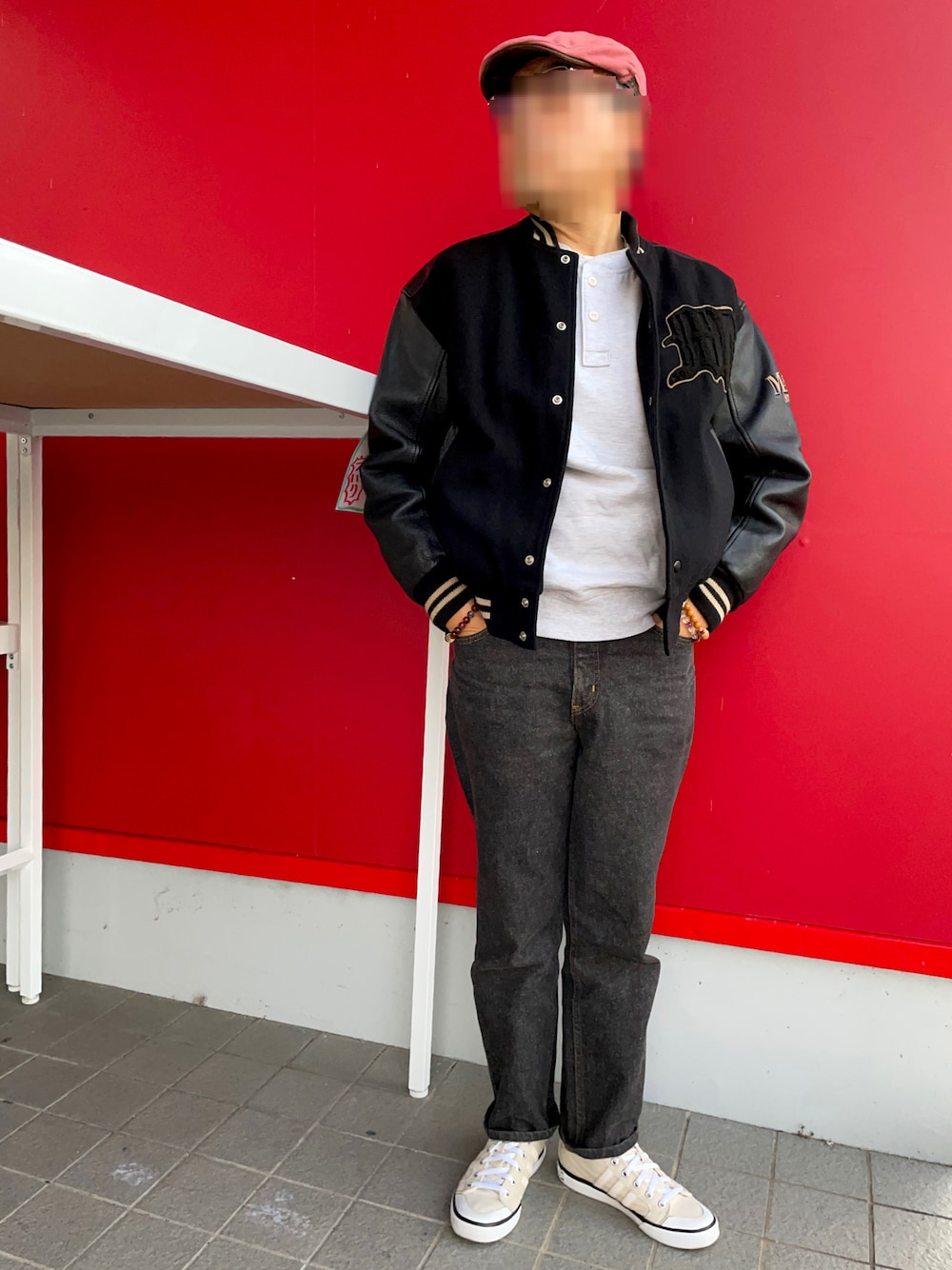 「秋冬コーデ、アワードジャケット、スタジャン 黒、ブラックデニム、ハイカットスニーカー、macbeth、EDWIN MADE IN USA、EDWIN、adidas originals、ビンテージ」｜「EDWINのEDWIN　US920　ブラックデニムパンツ　MADE IN USA（デニムパンツ、ブラック系）」を使った、Yukioさん（メンズ・173cm）の秋コーディネートの1枚目の写真