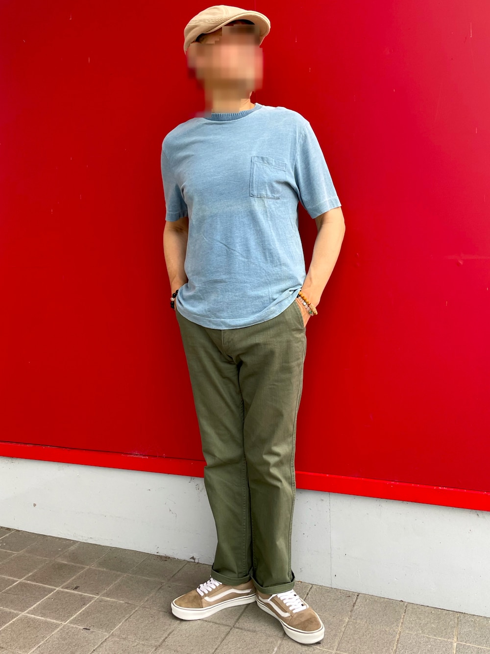 「夏コーデ、Tシャツコーデ、インディゴTシャツ、コットンパンツ、チノパン、ハンチング、オリーブグリーン、ベージュスニーカー、RAGEBLUE、tk.TAKEO KIKUCHI、VANS OLDSKOOL」｜「tk.TAKEO KIKUCHIのコットンパンツ（チノパンツ、グリーン系）」を使った、Yukioさん（メンズ・173cm）の夏コーディネートの1枚目の写真