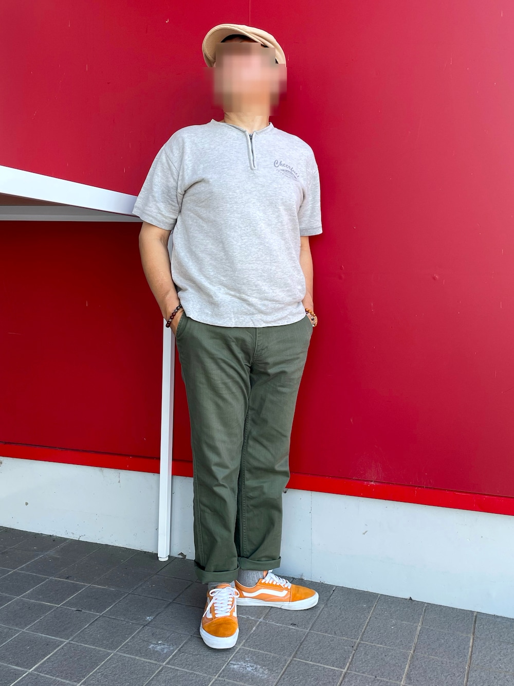 「ハーフジップスウェットTシャツ、スウェットTシャツ、コットンパンツ、夏コーデ、ハンチング、オレンジスニーカー、オリーブグリーン、お洒落さんとつながりたい、tk.TAKEO KIKUCHI、VANS OLDSKOOL」｜「tk.TAKEO KIKUCHIのコットンパンツ（チノパンツ、グリーン系）」を使った、Yukioさん（メンズ・173cm）の夏コーディネートの1枚目の写真