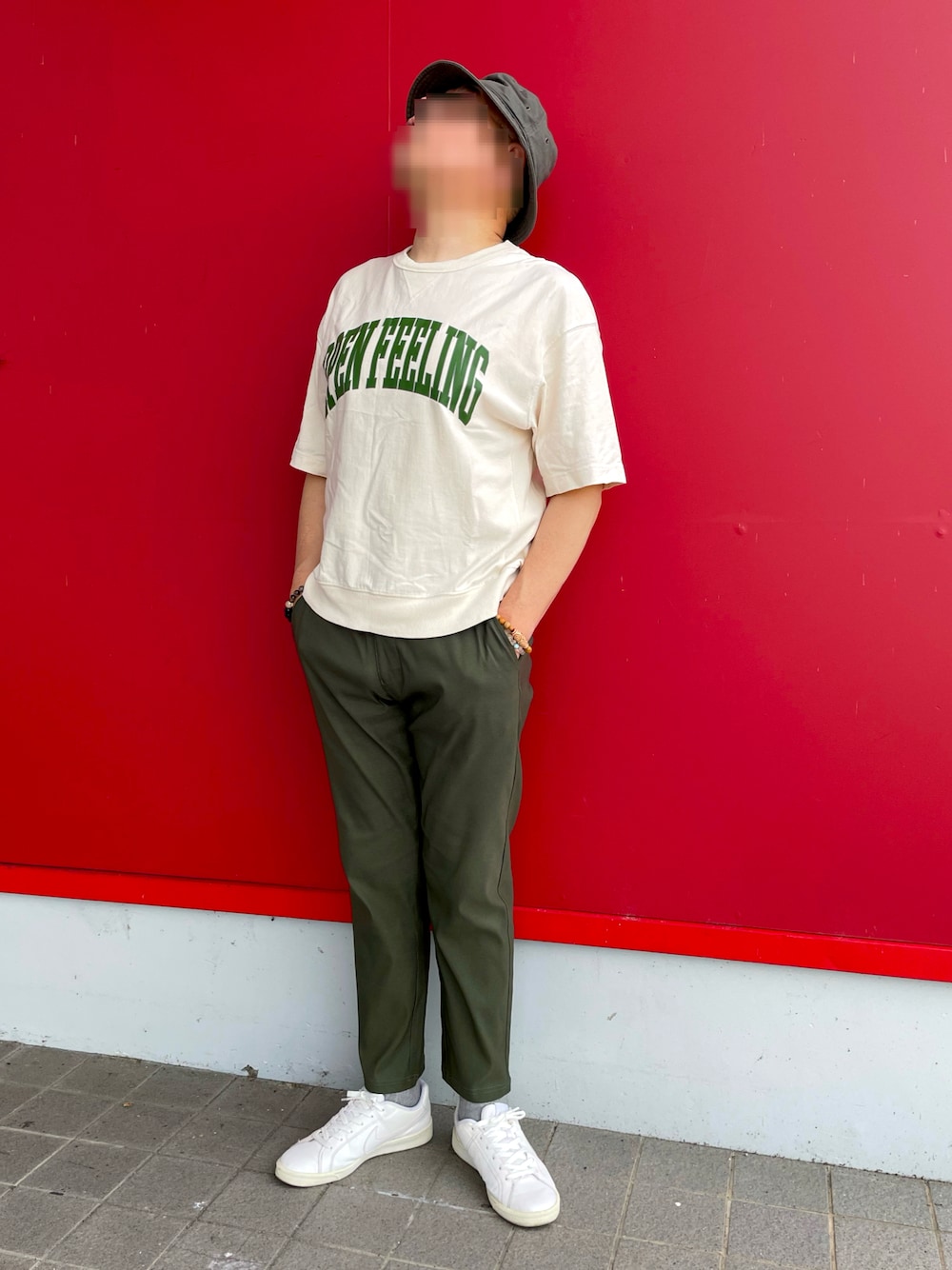 「夏コーデ、ロゴスウェットTシャツ、テーパードパンツ、バケットハット、白スニーカー、NEW HATTAN バケットハット、GU、しまむら、NIKE」｜「しまむらのアイテム（その他パンツ、グリーン系）」を使った、Yukioさん（メンズ・173cm）の夏コーディネートの1枚目の写真