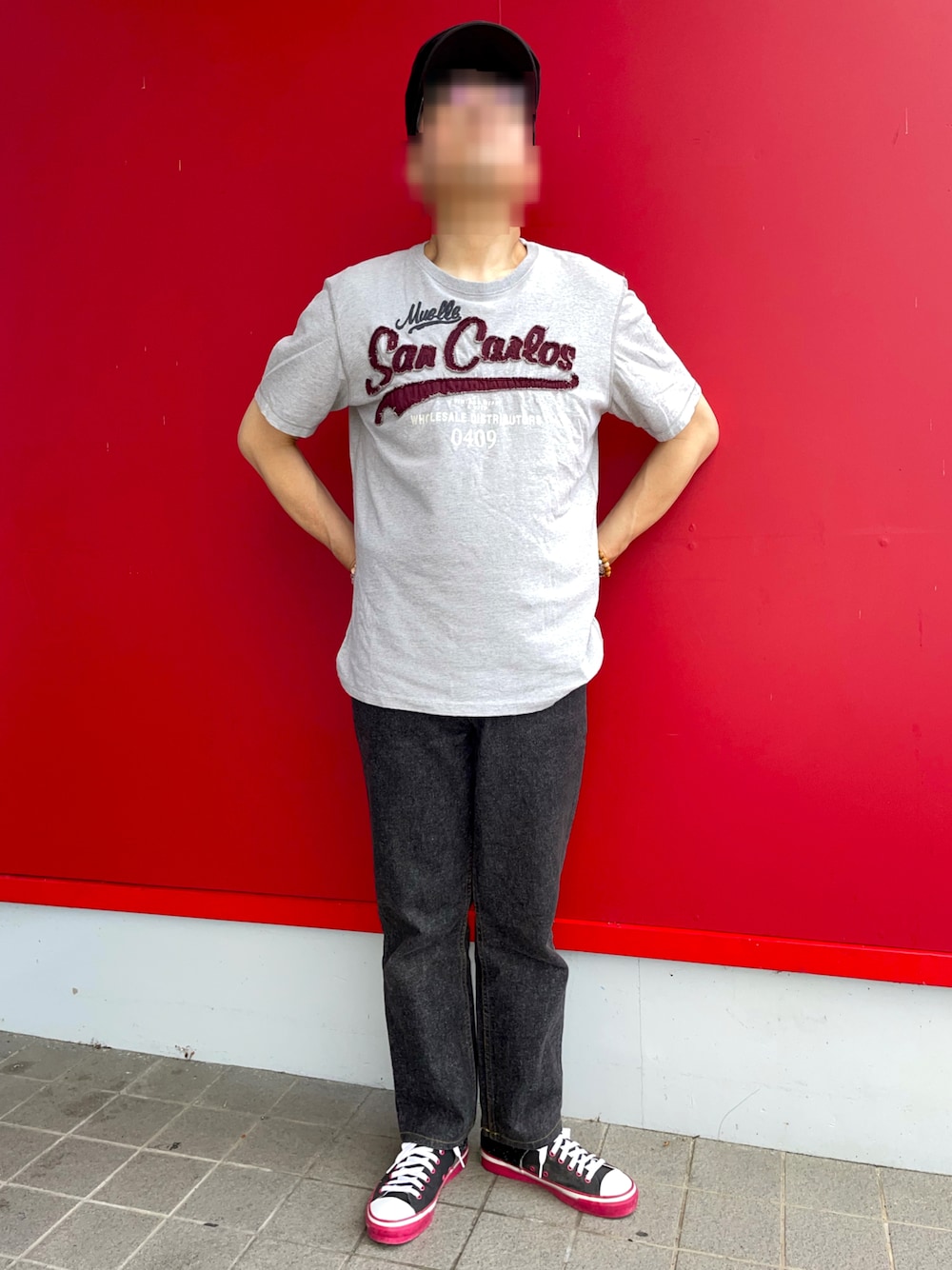 「アメカジ、ダメージTシャツ、ワッペンTシャツ、夏だ！Tシャツ着よう！、ブラックデニム、黒スニーカー、EDWIN MADE IN USA、PF-FLYERS」｜「nextのクルーネックT（半袖）（Tシャツ/カットソー、グレー系）」を使った、Yukioさん（メンズ・173cm）の夏コーディネートの1枚目の写真