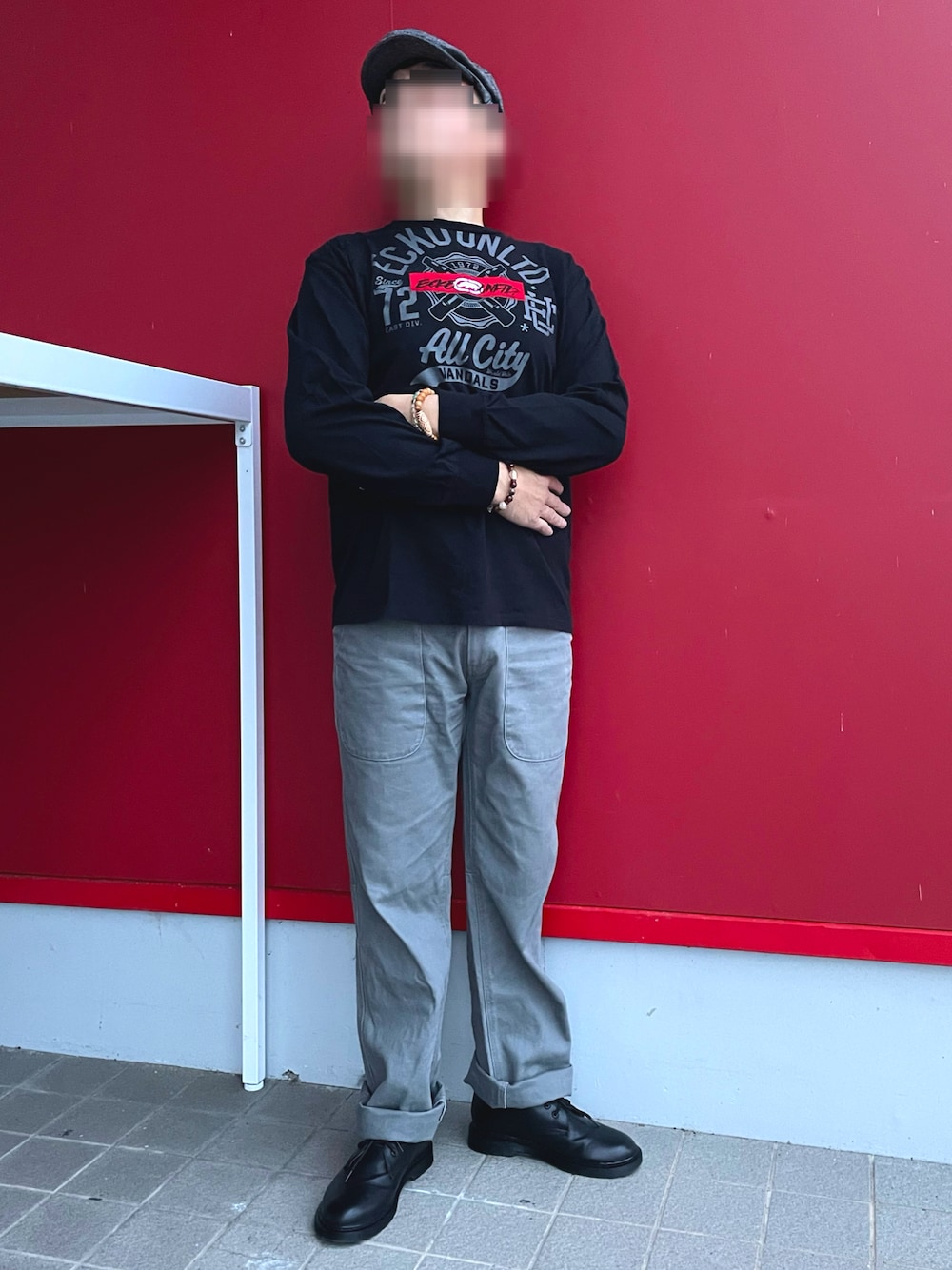 「秋コーデ、プリントロングTシャツ、刺繍ロゴ、ベーカーパンツ、ハンチング、ポストマンシューズ」｜「sortissoのベイカーパンツ（チノパンツ、グレー系）」を使った、Yukioさん（メンズ・173cm）の秋コーディネートの1枚目の写真