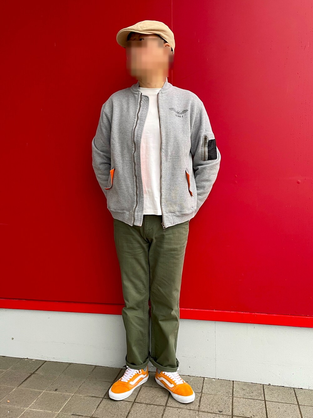 「MA-1、ロングスリーブT、コットンパンツ、チノパン、オリーブグリーン、オレンジスニーカー、ビタミンカラー、Labrador Retriever、tk.TAKEO KIKUCHI、VANS OLDSKOOL」｜「tk.TAKEO KIKUCHIのコットンパンツ（チノパンツ、グリーン系）」を使った、Yukioさん（メンズ・173cm）の春コーディネートの1枚目の写真